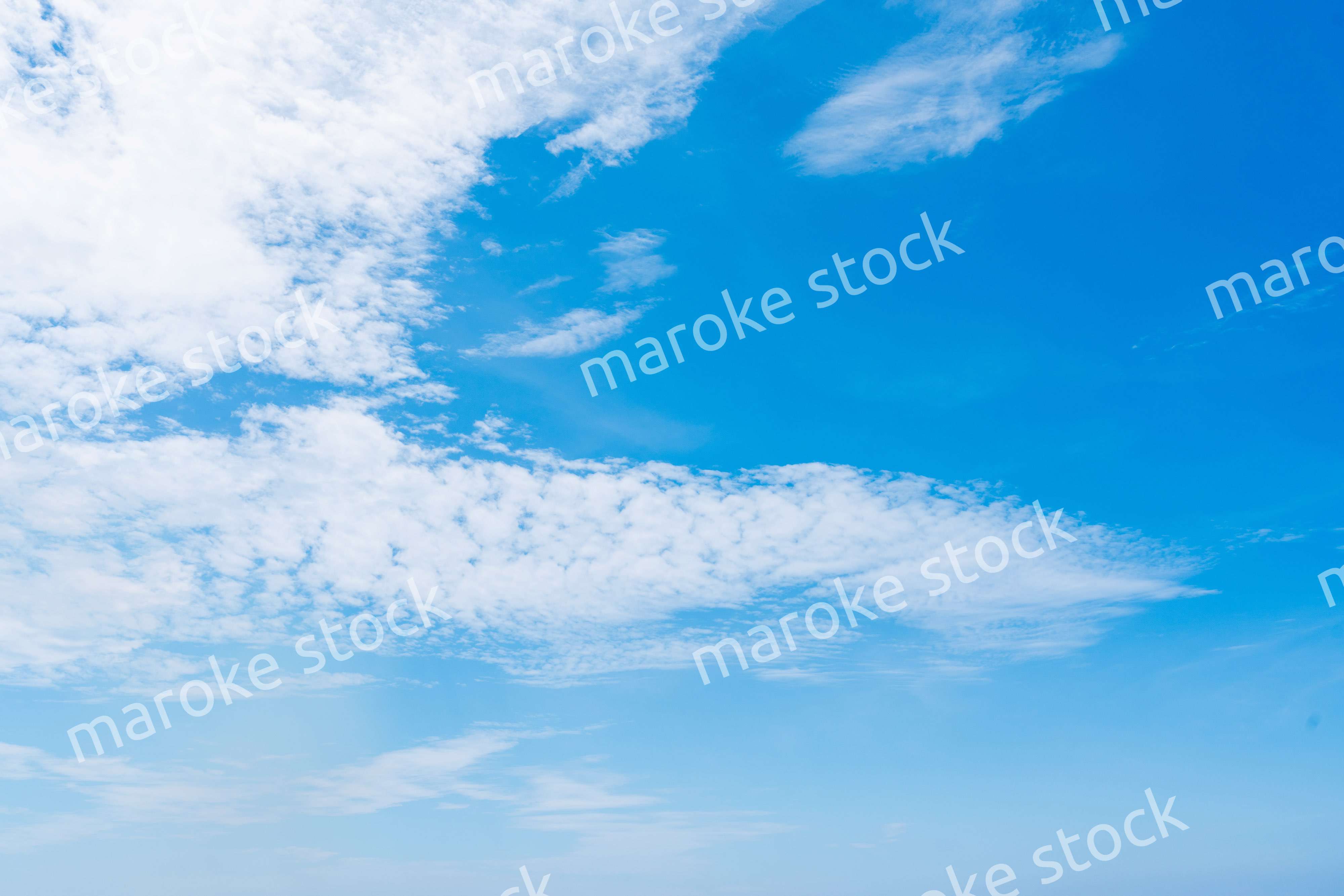 雲が流れる晴れの日の青空