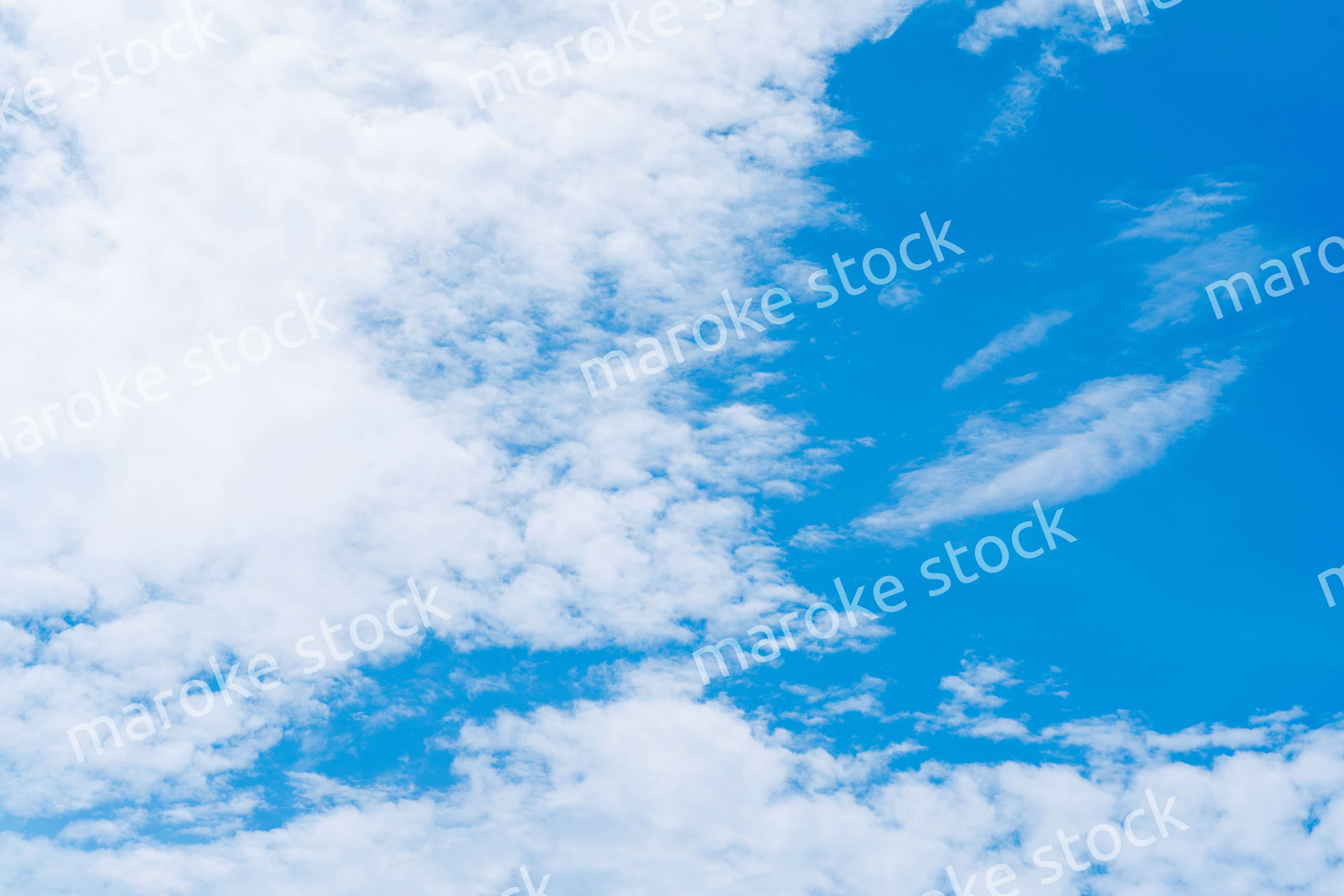 雲が流れる晴れの日の青空