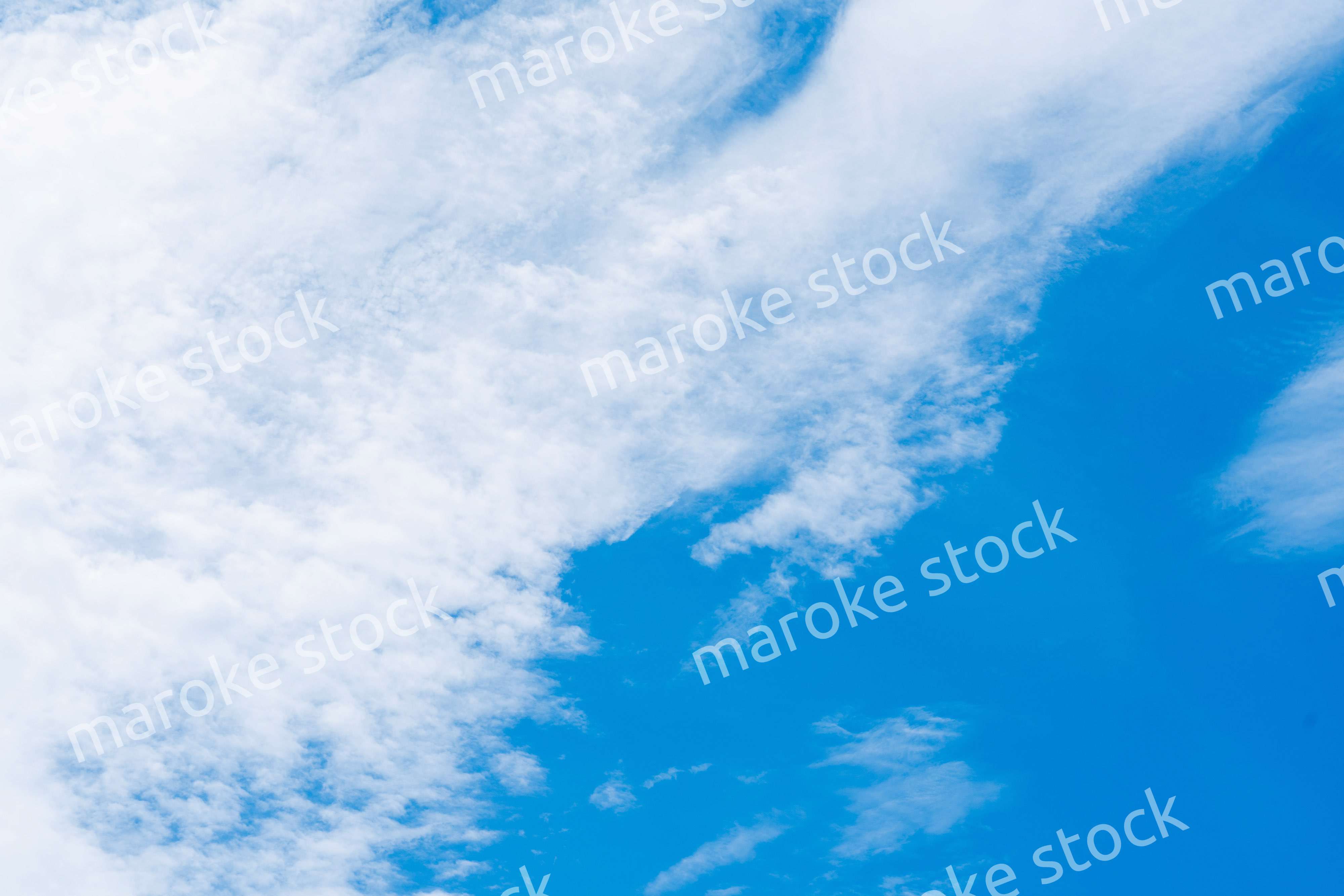 雲が流れる晴れの日の青空