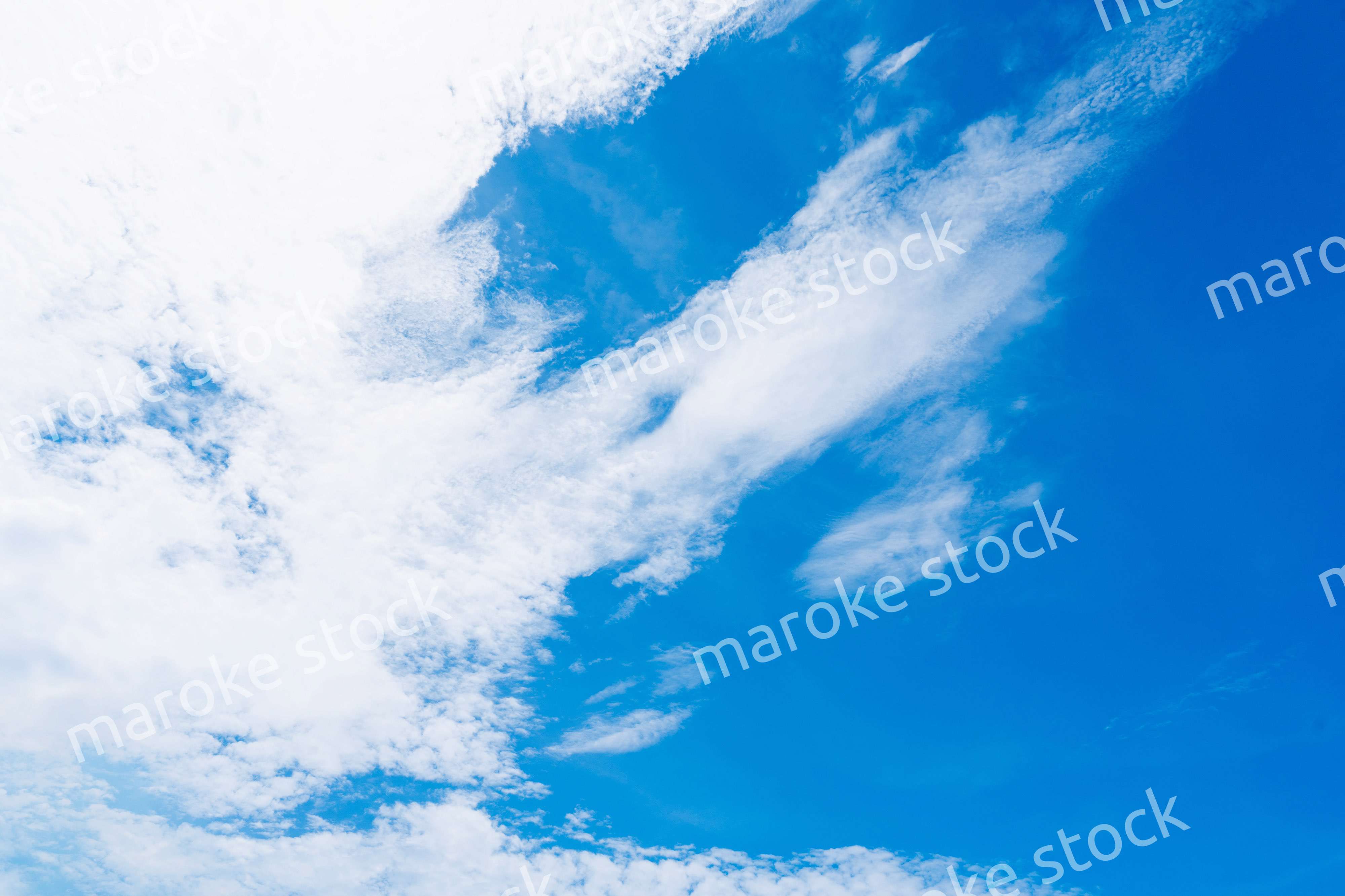 雲が流れる晴れの日の青空