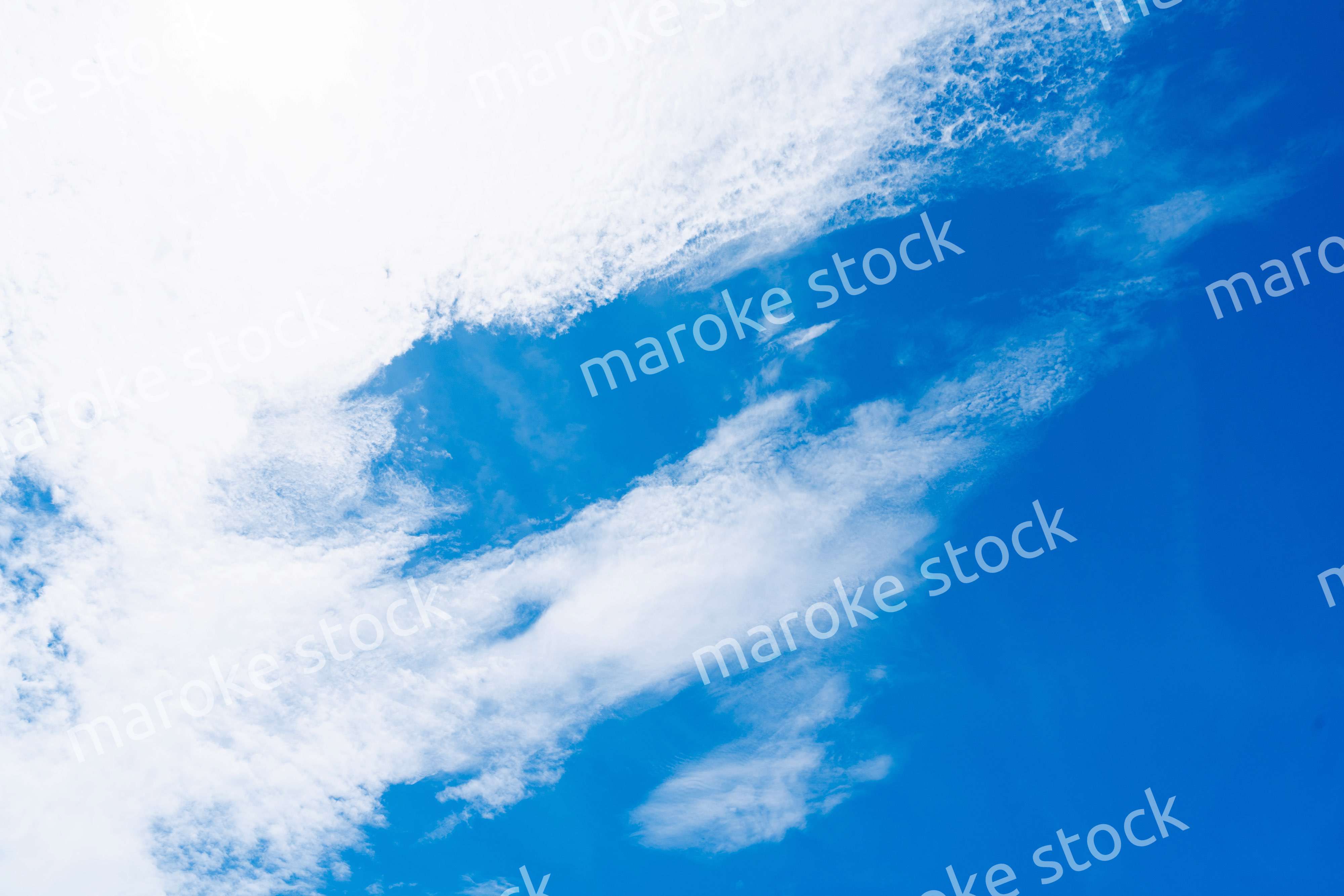 雲が流れる晴れの日の青空