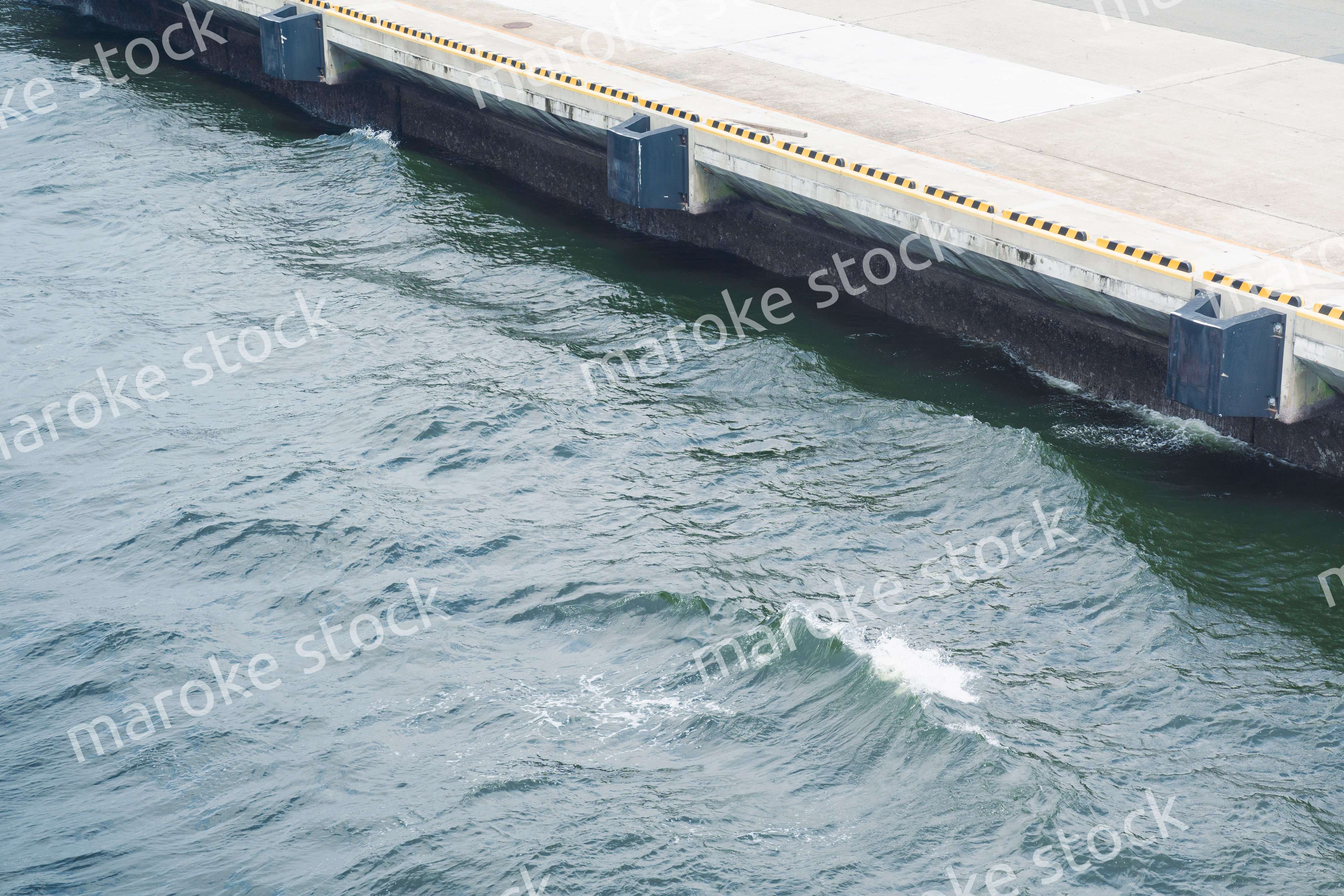 大型船が接岸する港