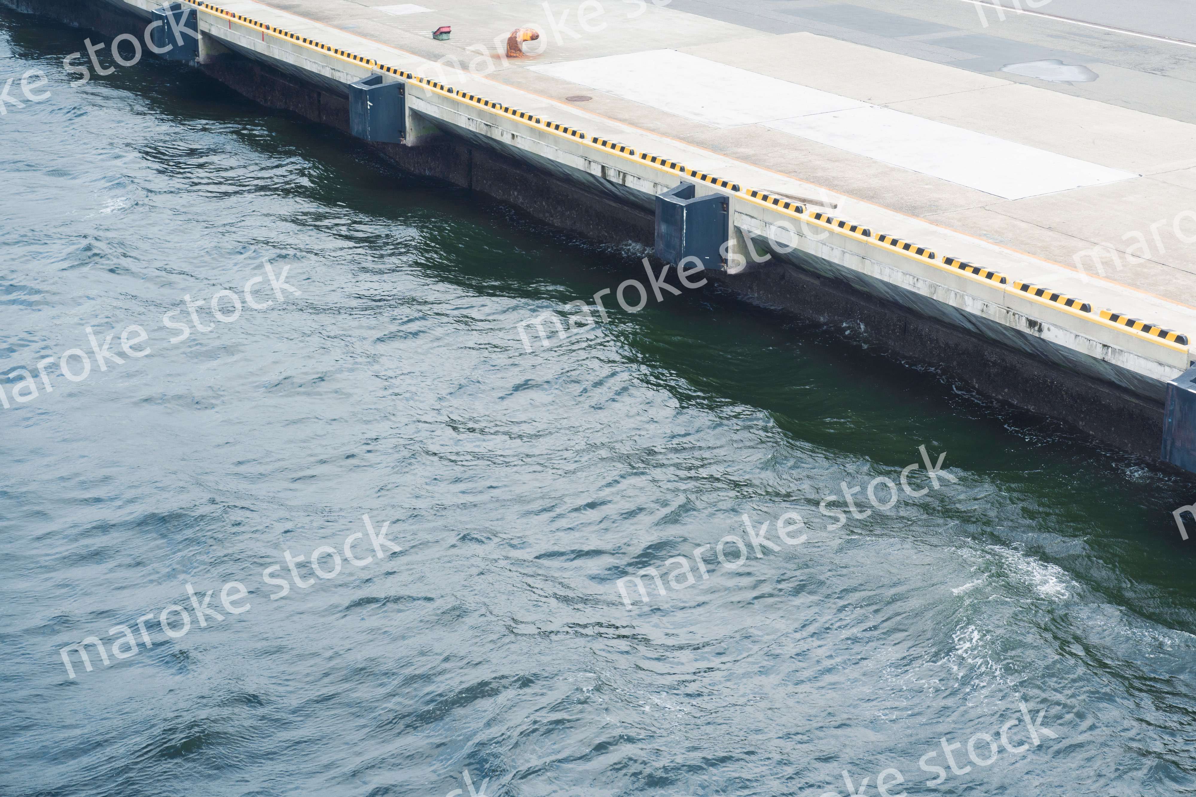 大型船が接岸する港