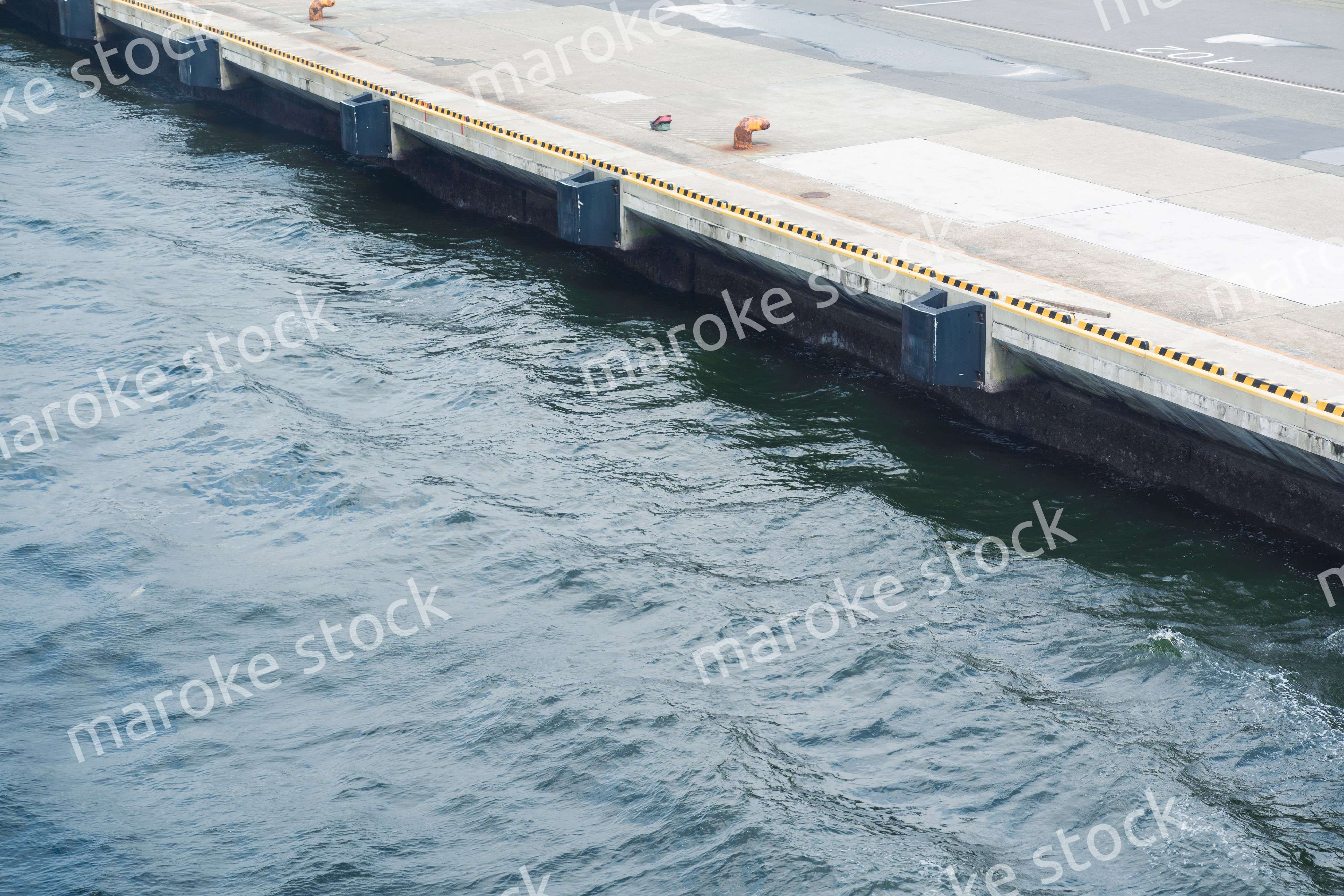 大型船が接岸する港