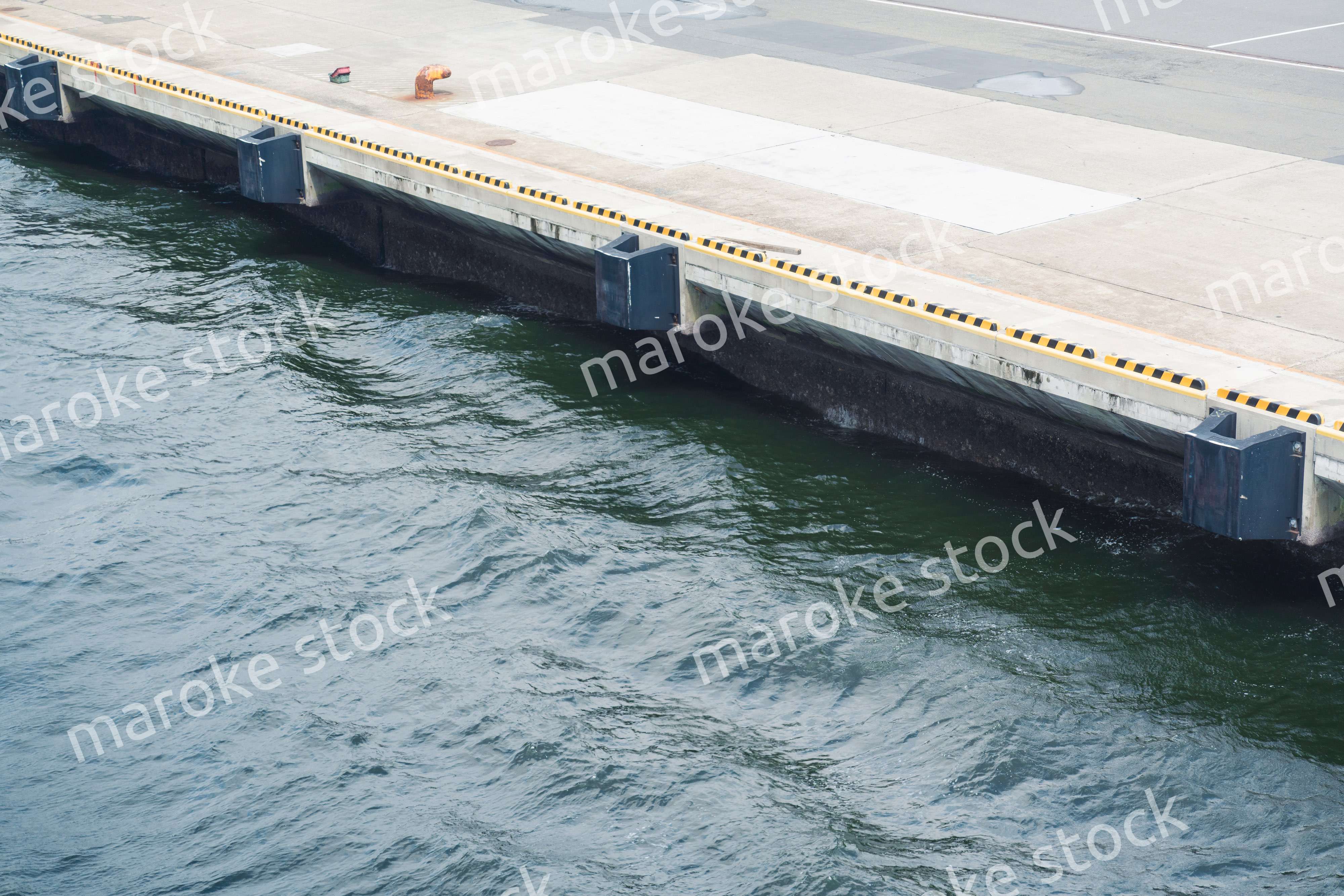 大型船が接岸する港