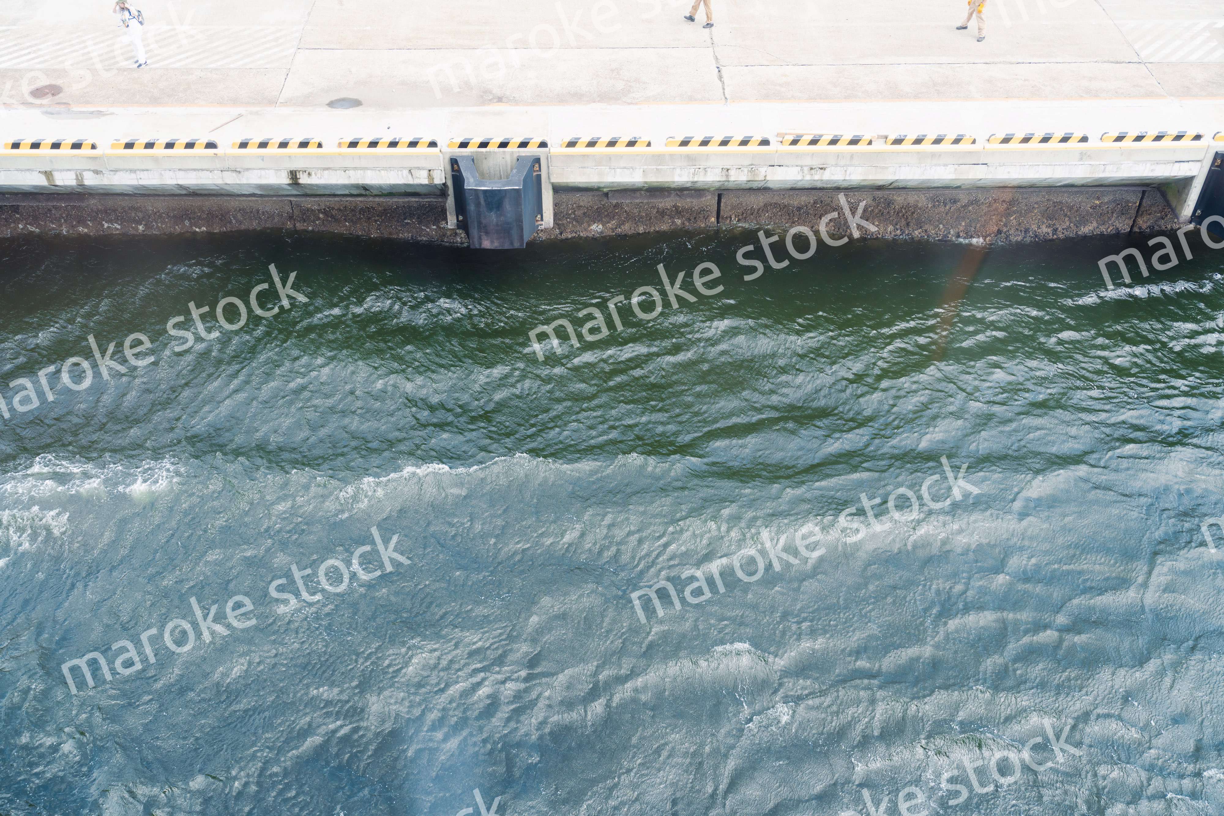 大型船が接岸する港