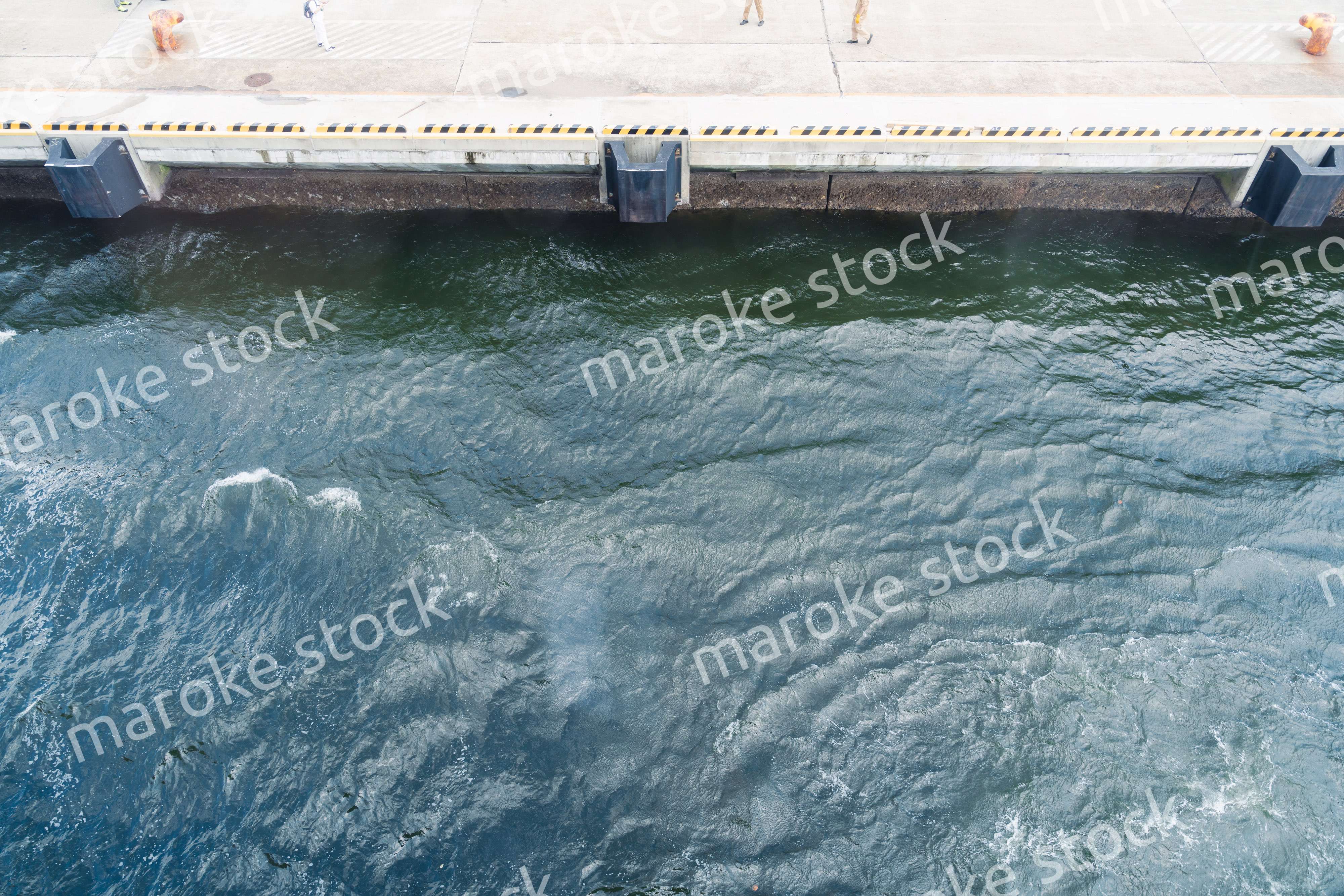 大型船が接岸する港