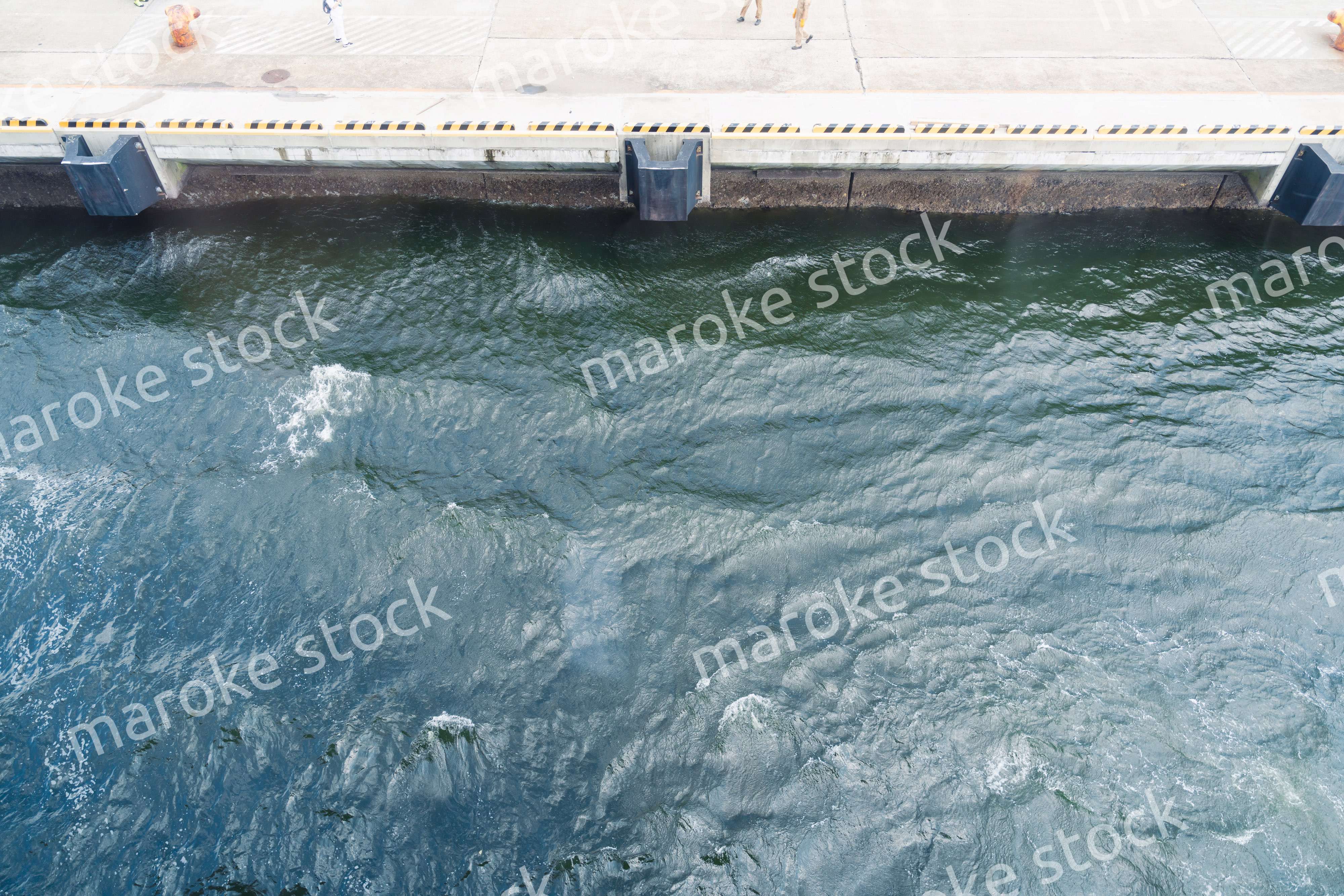 大型船が接岸する港