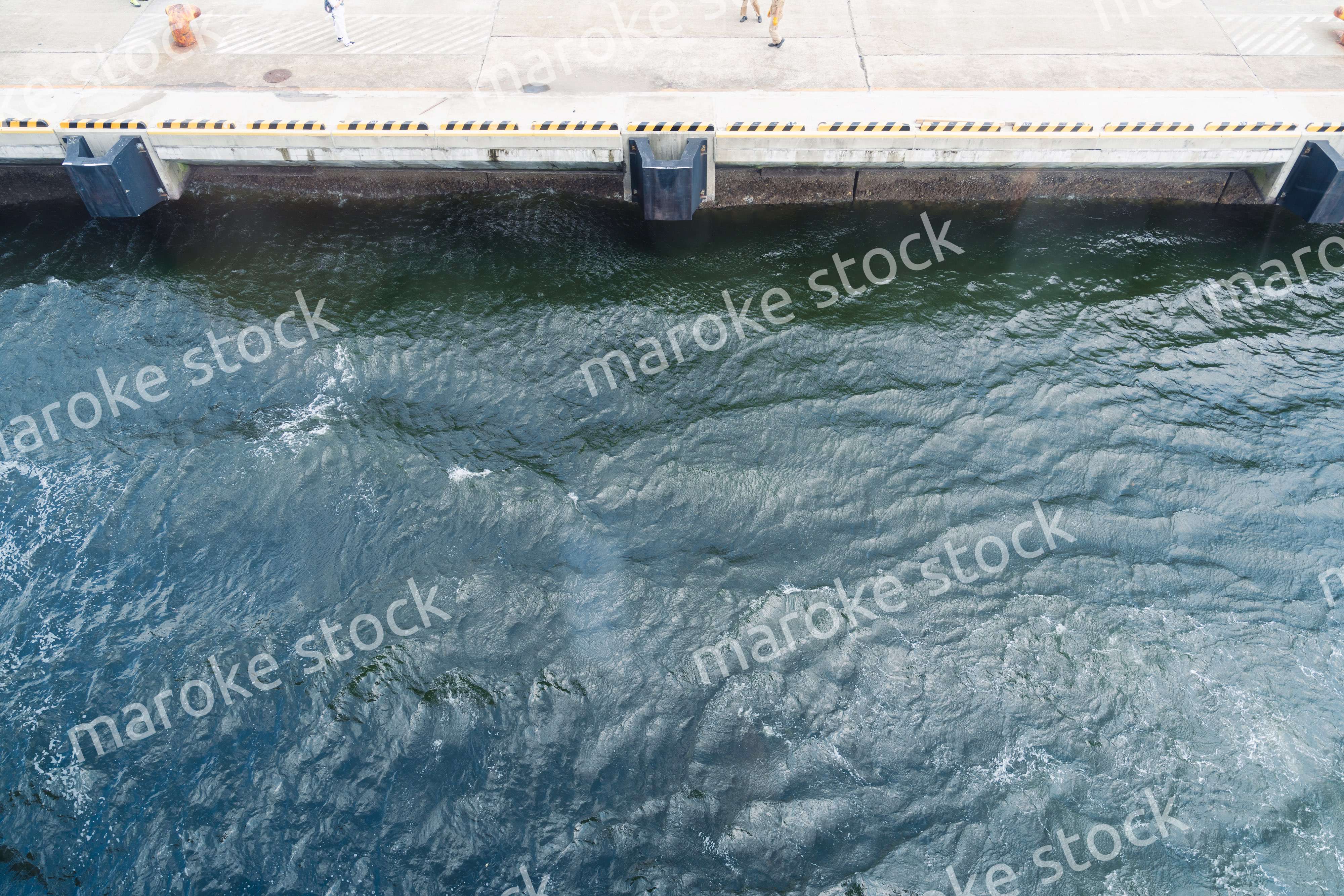 大型船が接岸する港