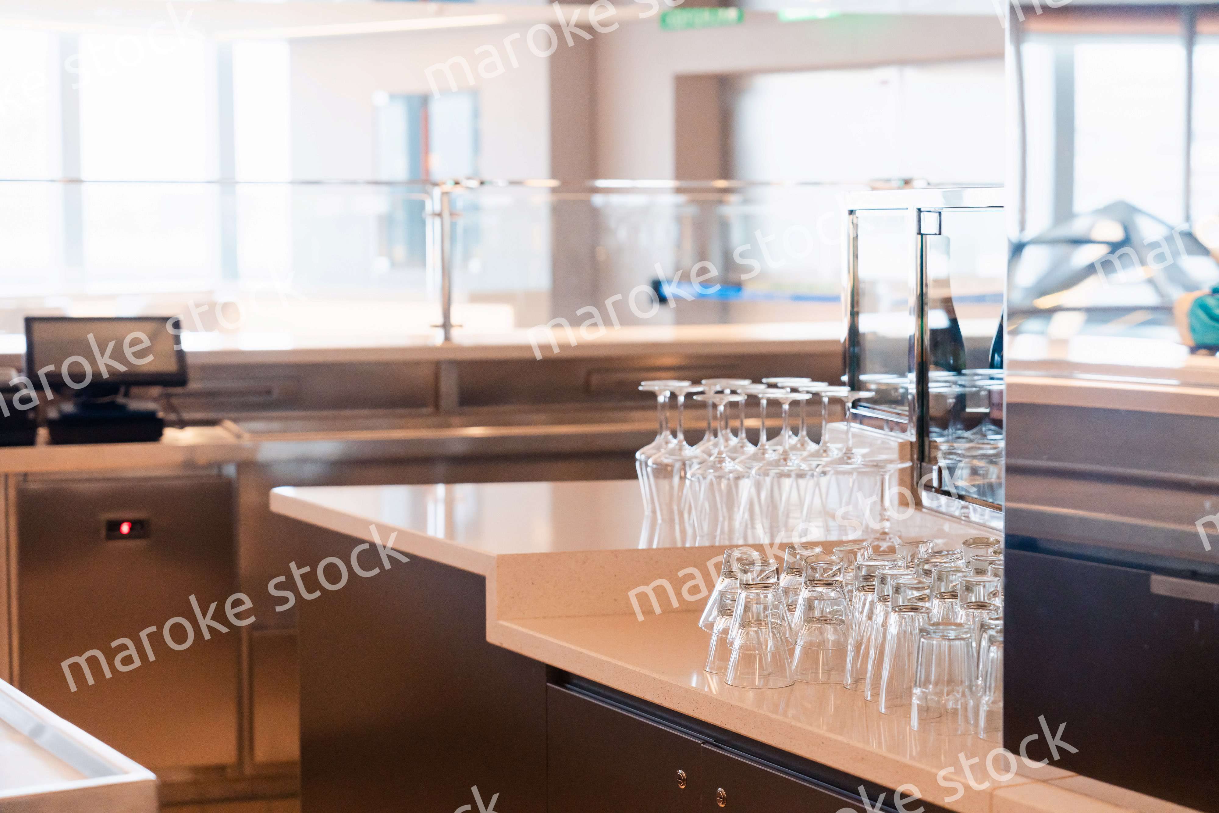 グラスが並ぶ素敵な雰囲気のバー