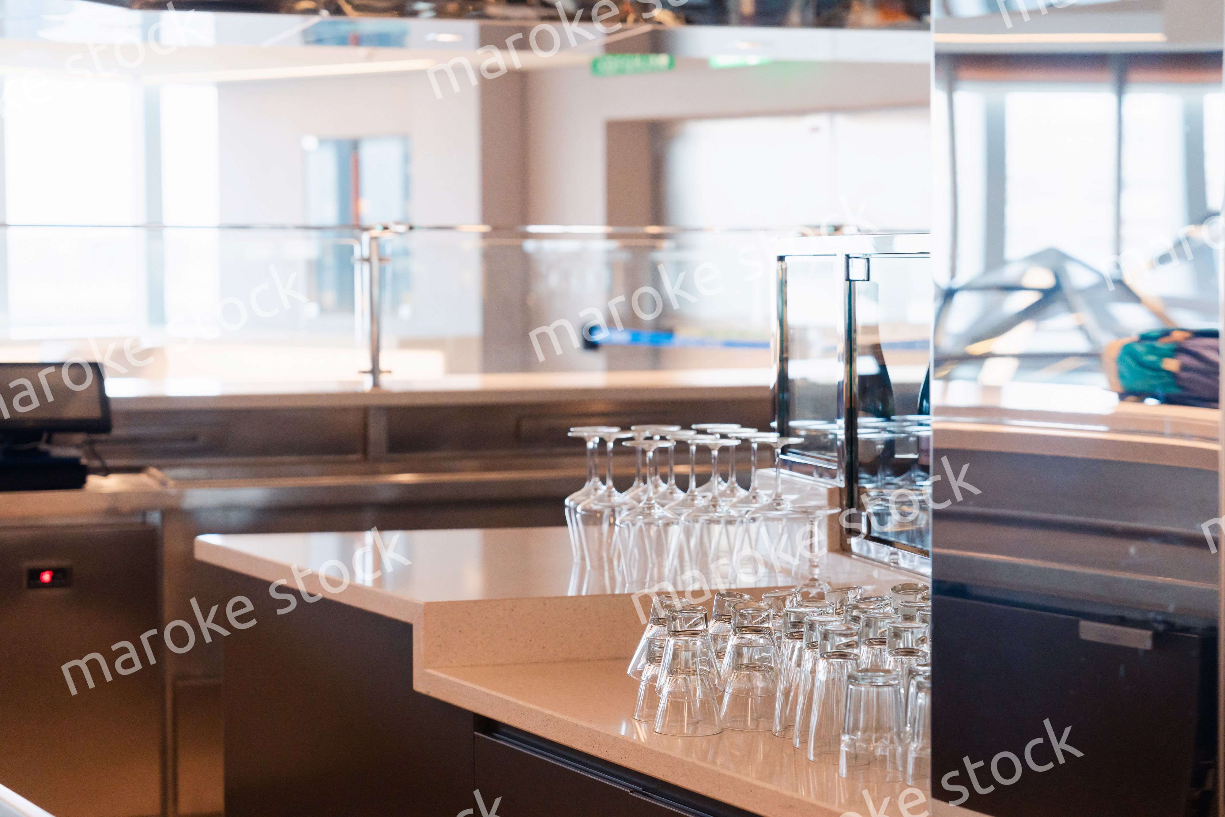 グラスが並ぶ素敵な雰囲気のバー