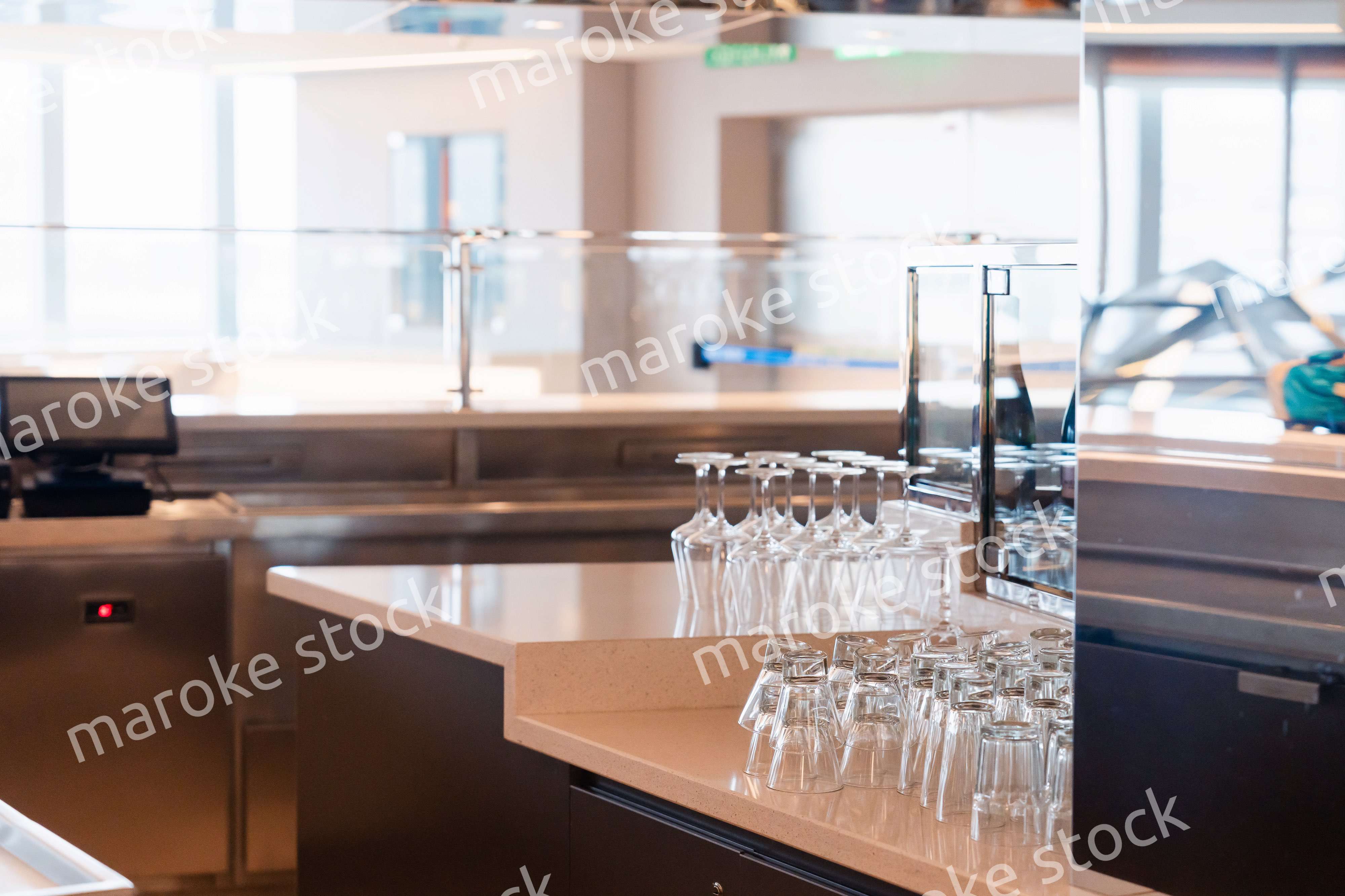 グラスが並ぶ素敵な雰囲気のバー