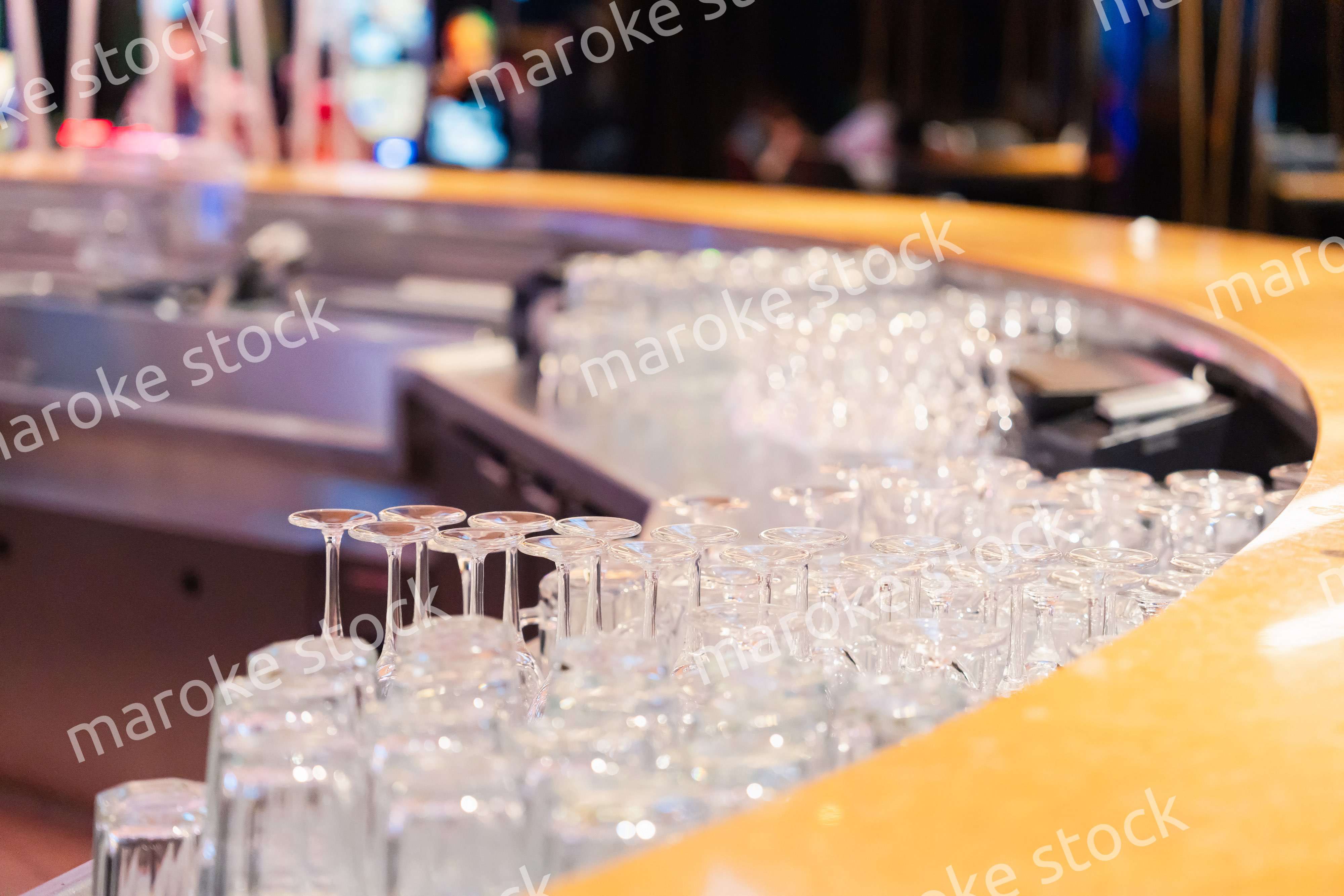 グラスが並ぶ素敵な雰囲気のバー