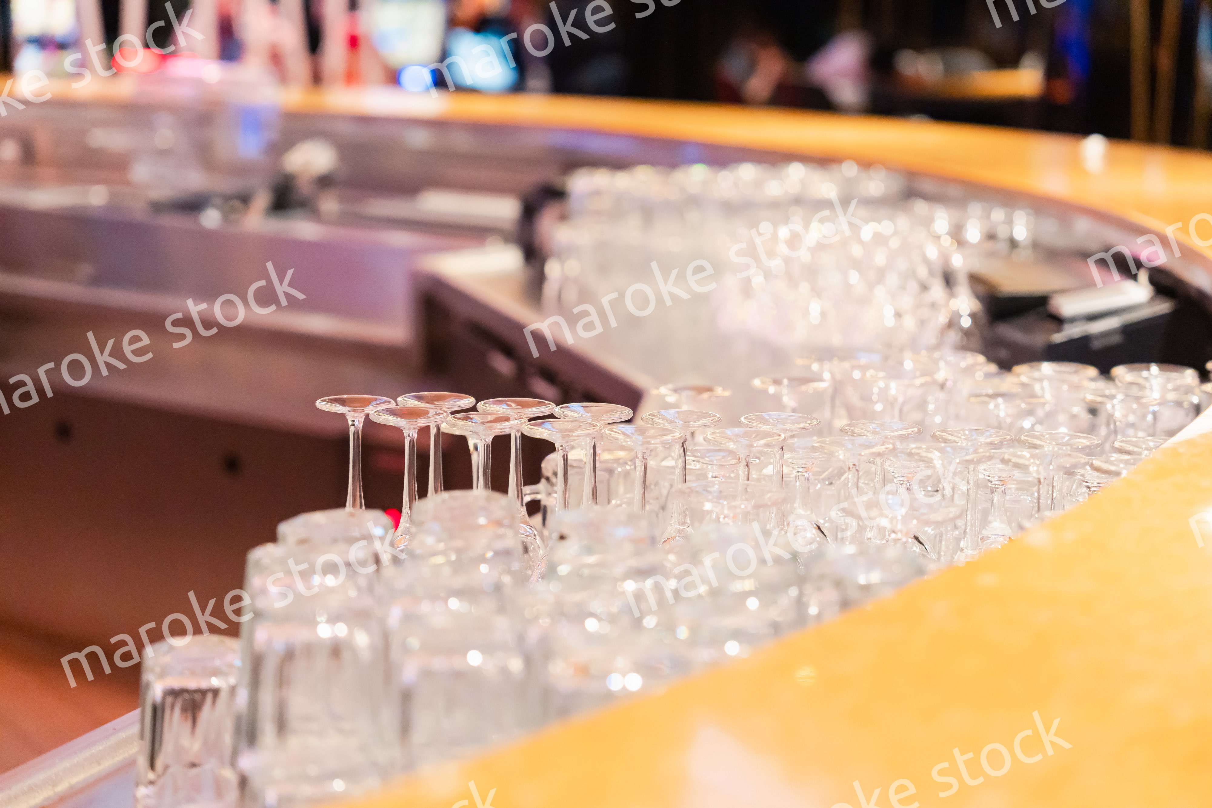 グラスが並ぶ素敵な雰囲気のバー