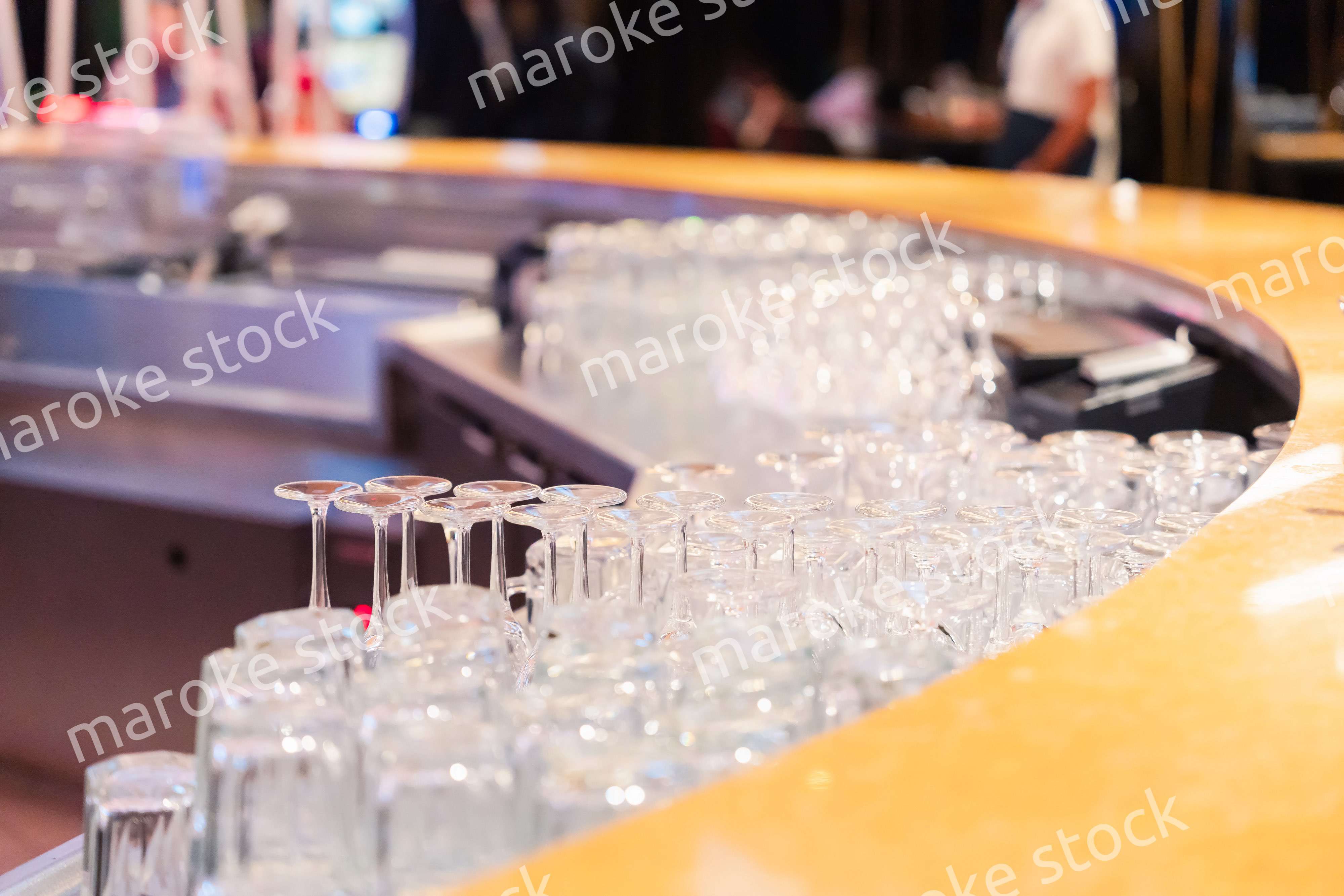 グラスが並ぶ素敵な雰囲気のバー