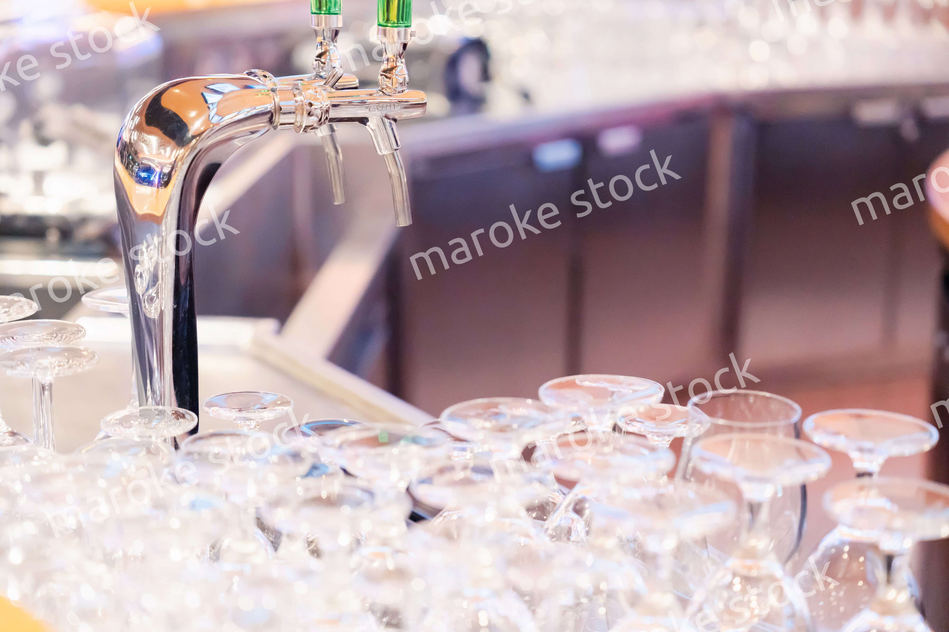 グラスが並ぶ素敵な雰囲気のバー