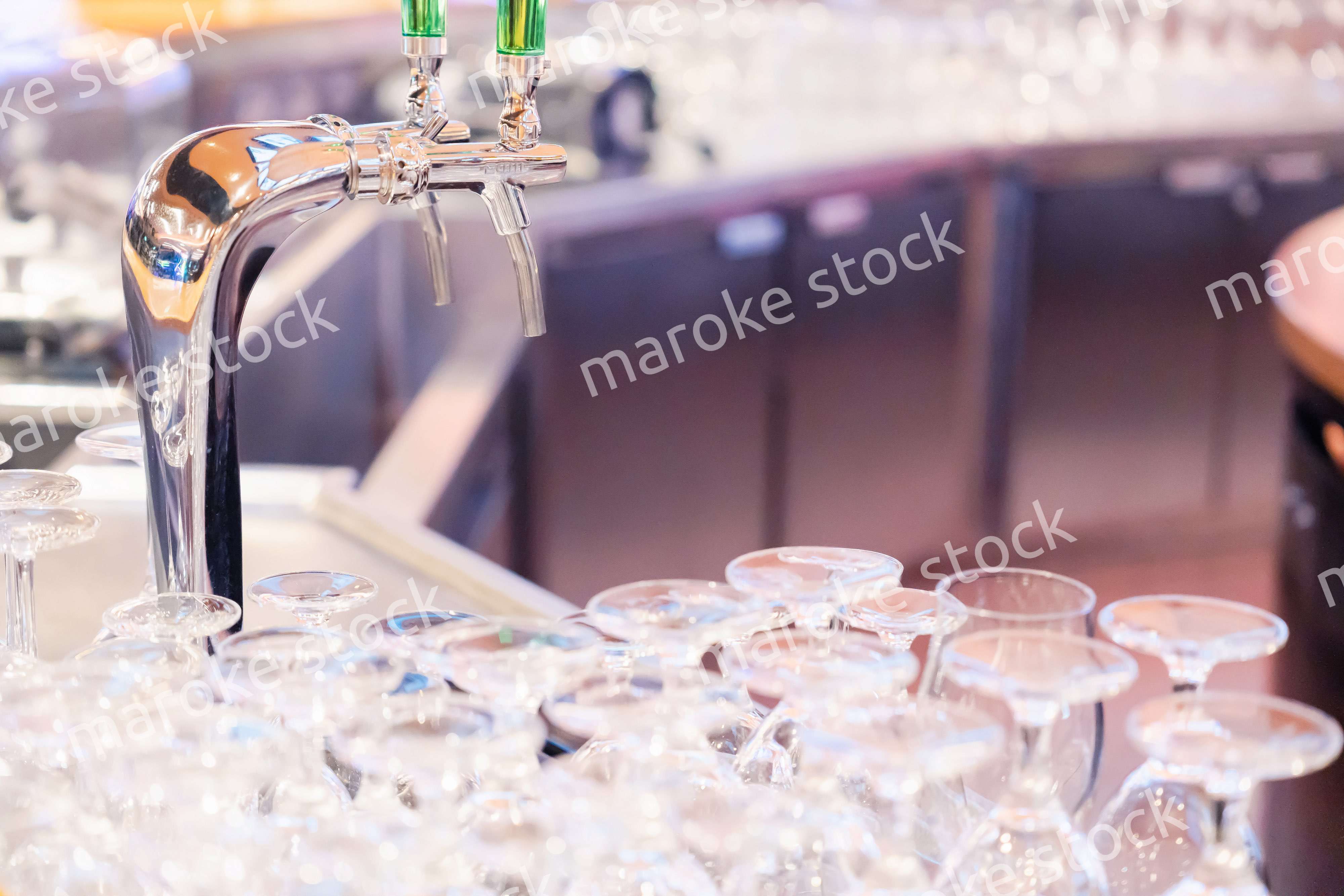 グラスが並ぶ素敵な雰囲気のバー