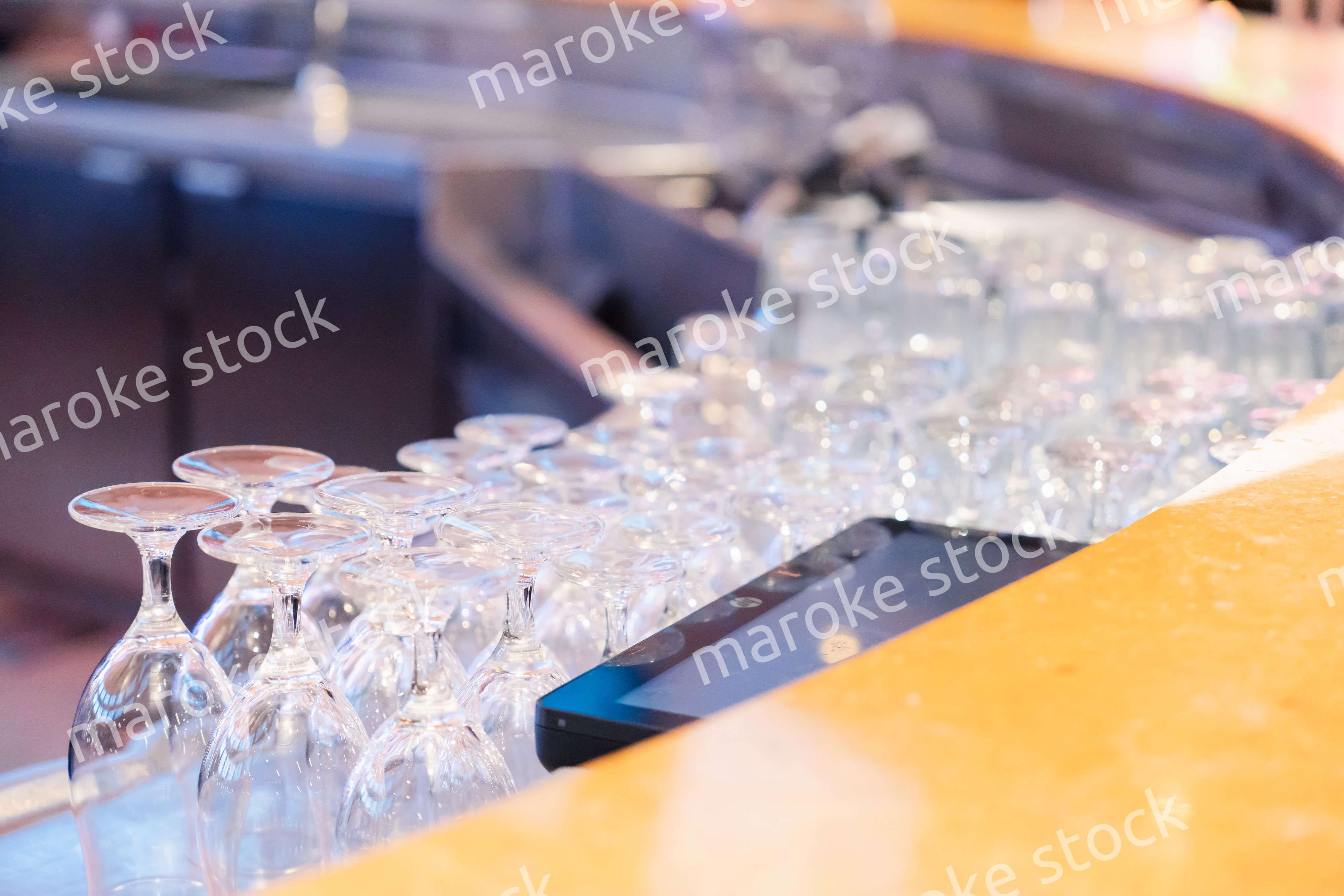 グラスが並ぶ素敵な雰囲気のバー