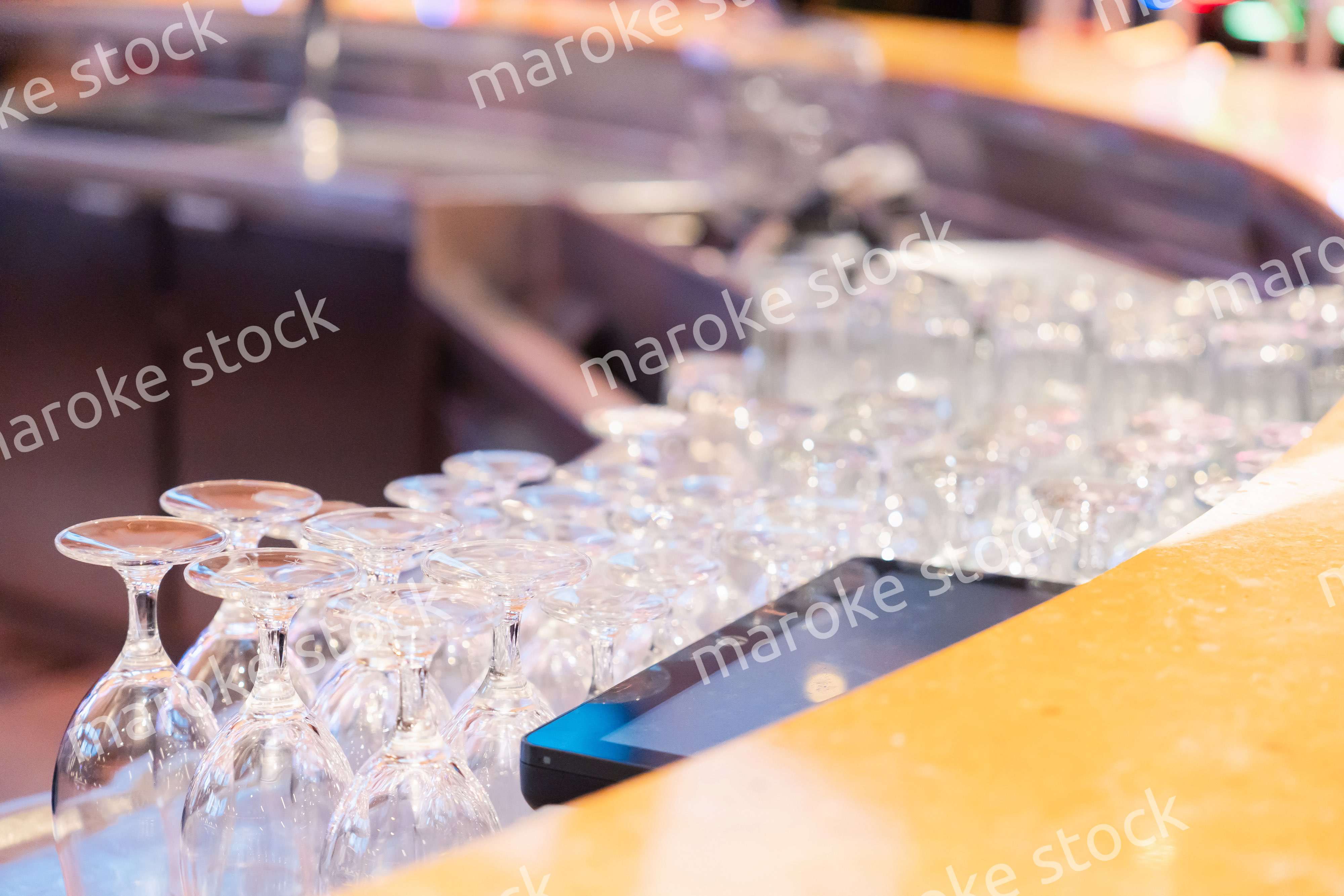 グラスが並ぶ素敵な雰囲気のバー