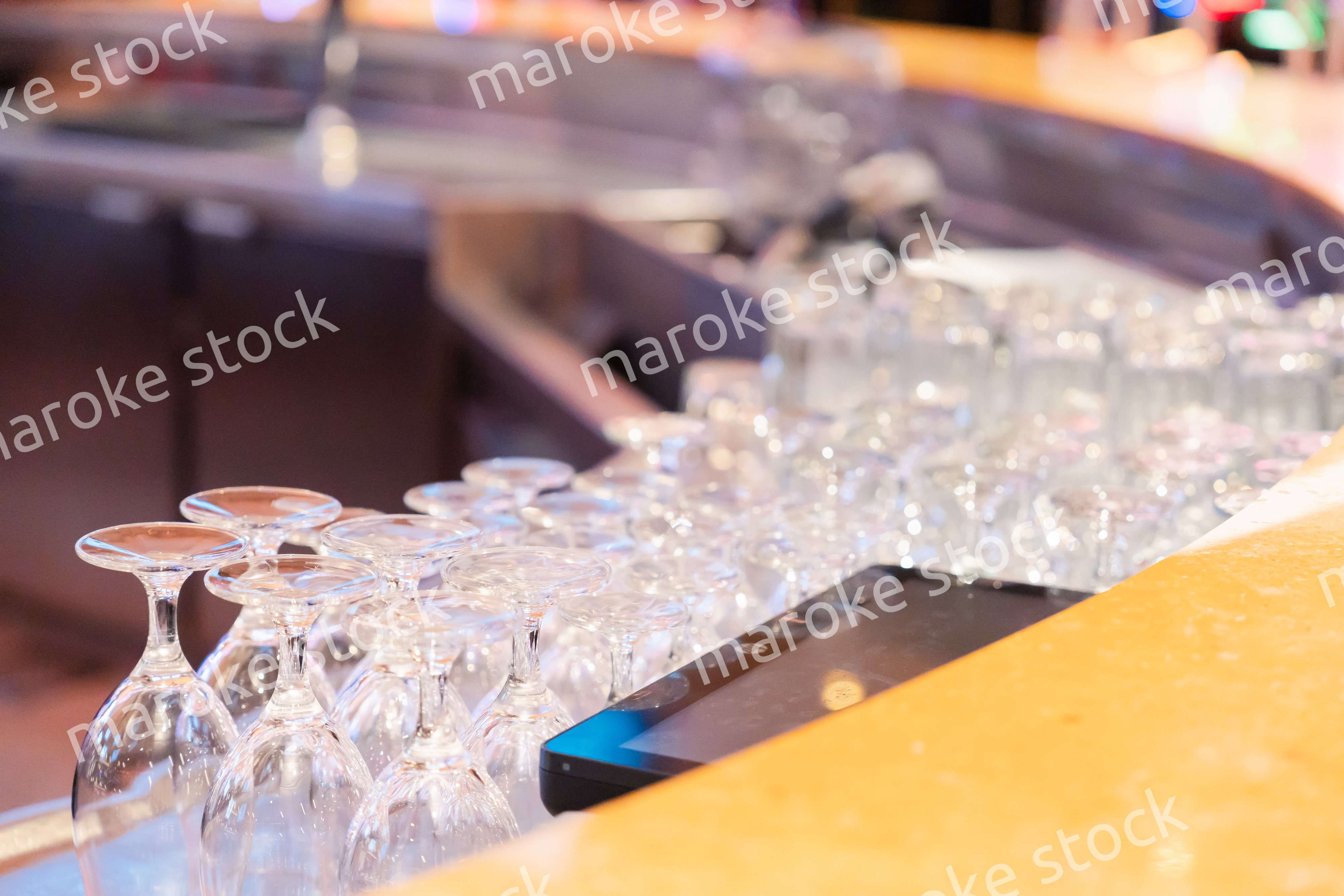 グラスが並ぶ素敵な雰囲気のバー