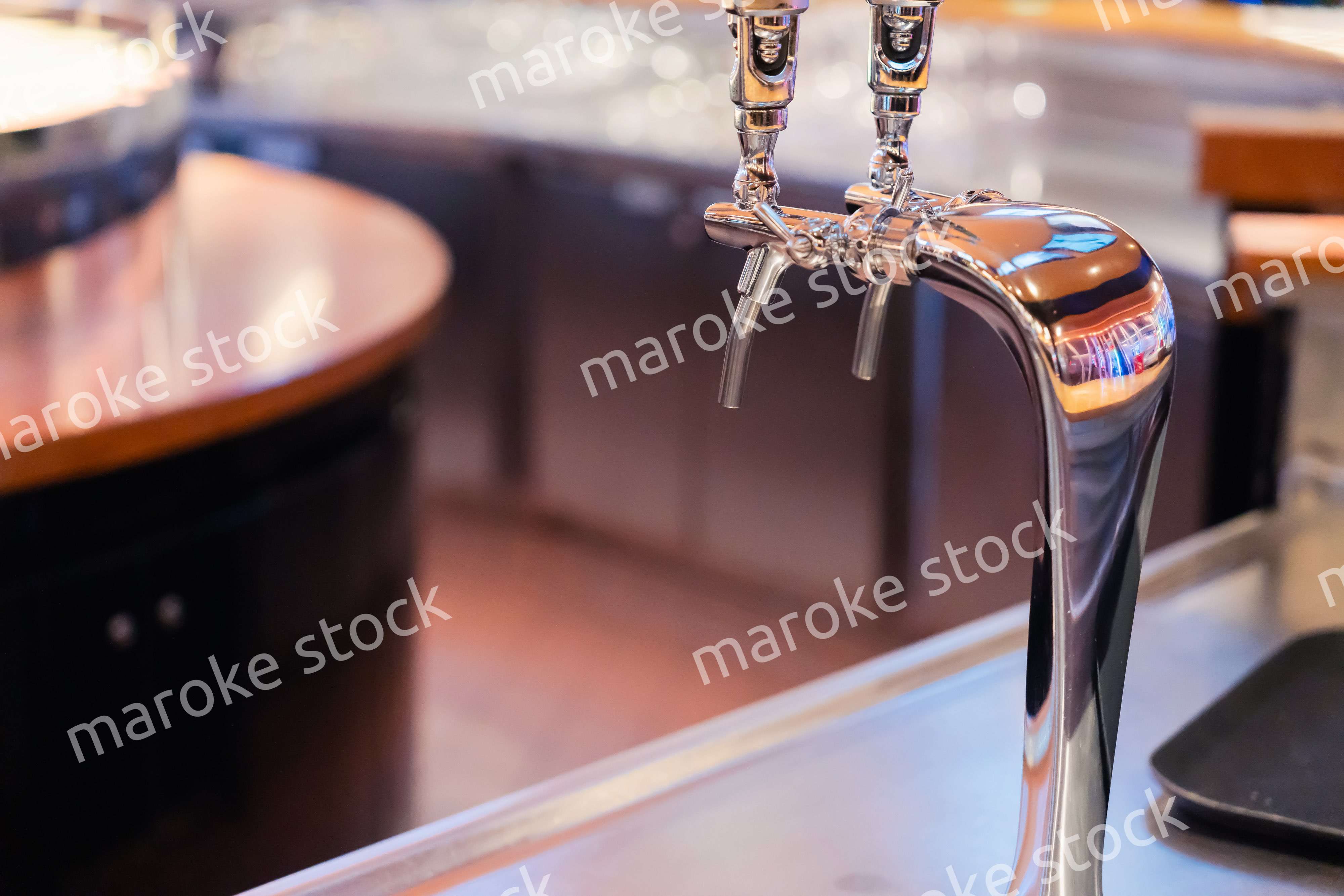 生ビールを注ぐサーバー