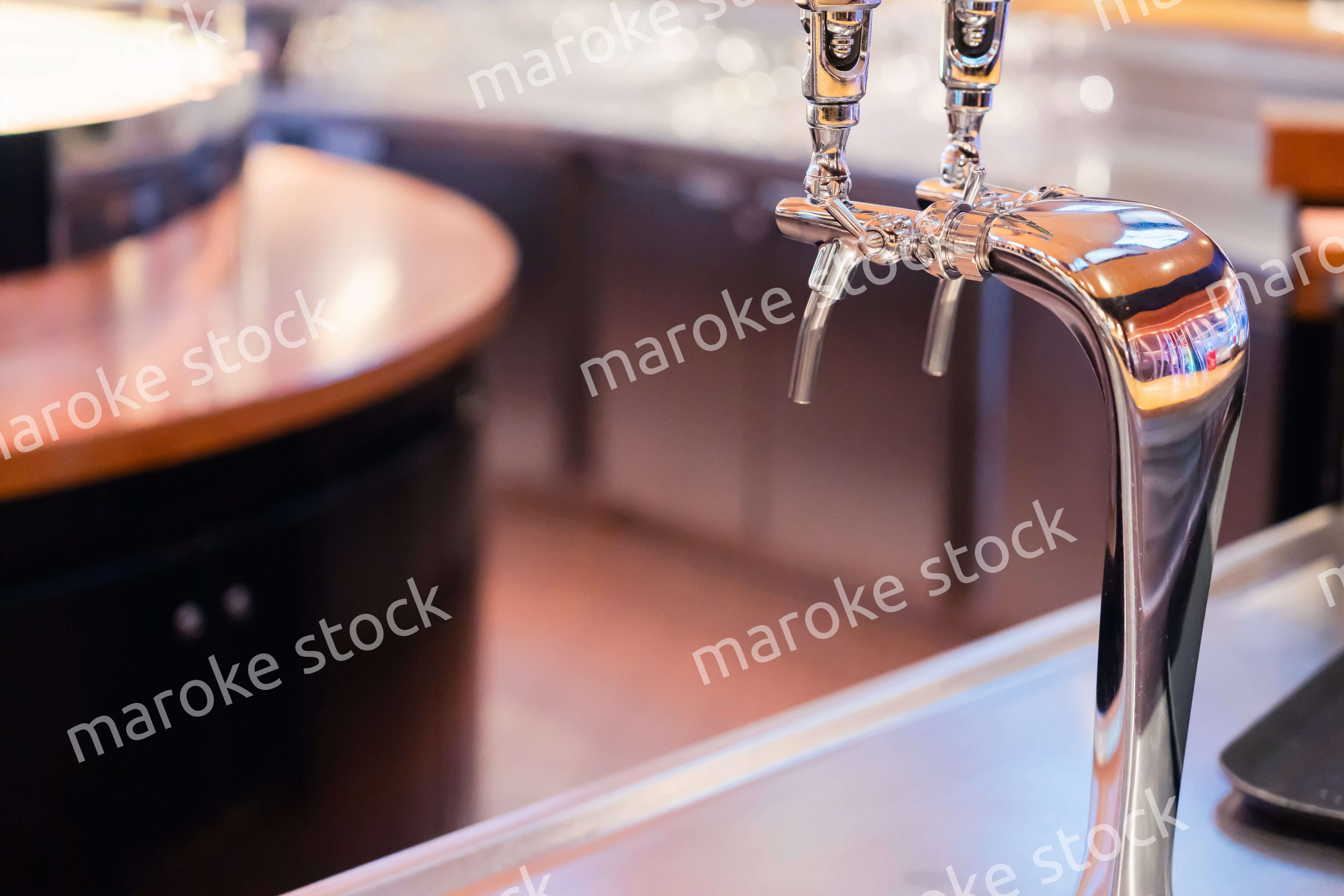 生ビールを注ぐサーバー