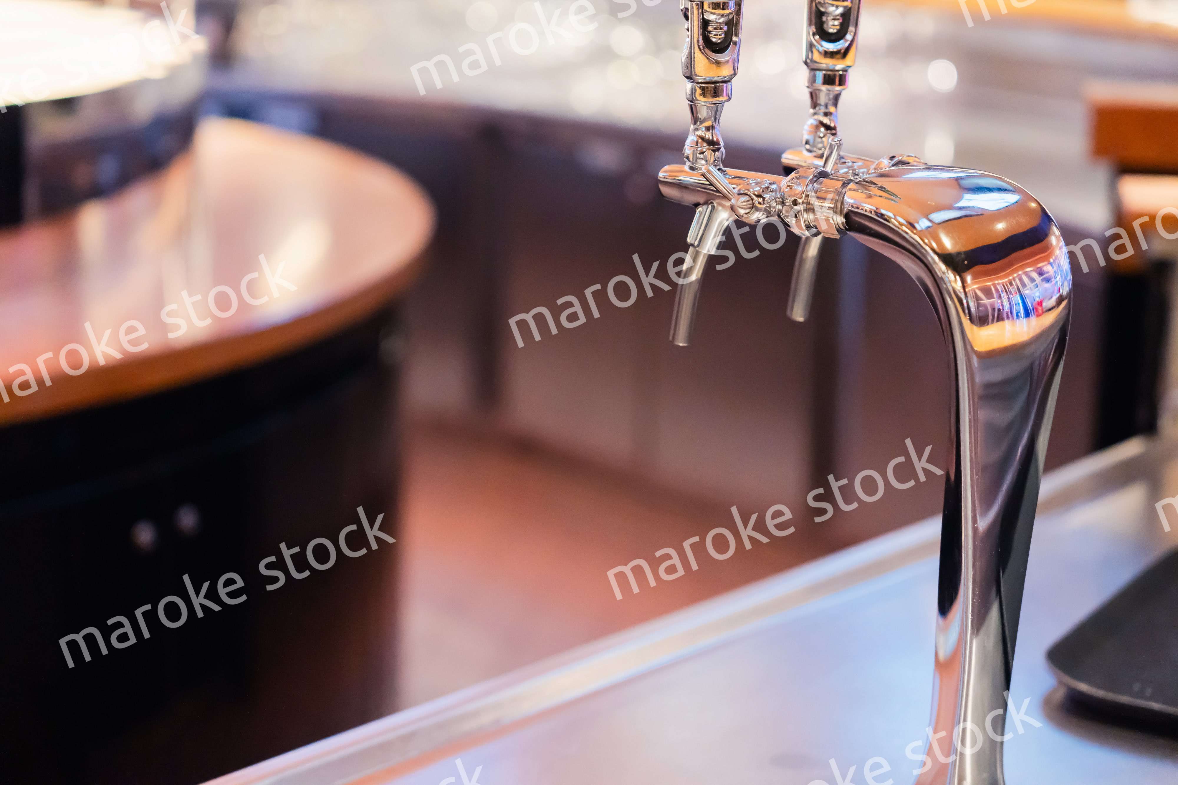 生ビールを注ぐサーバー