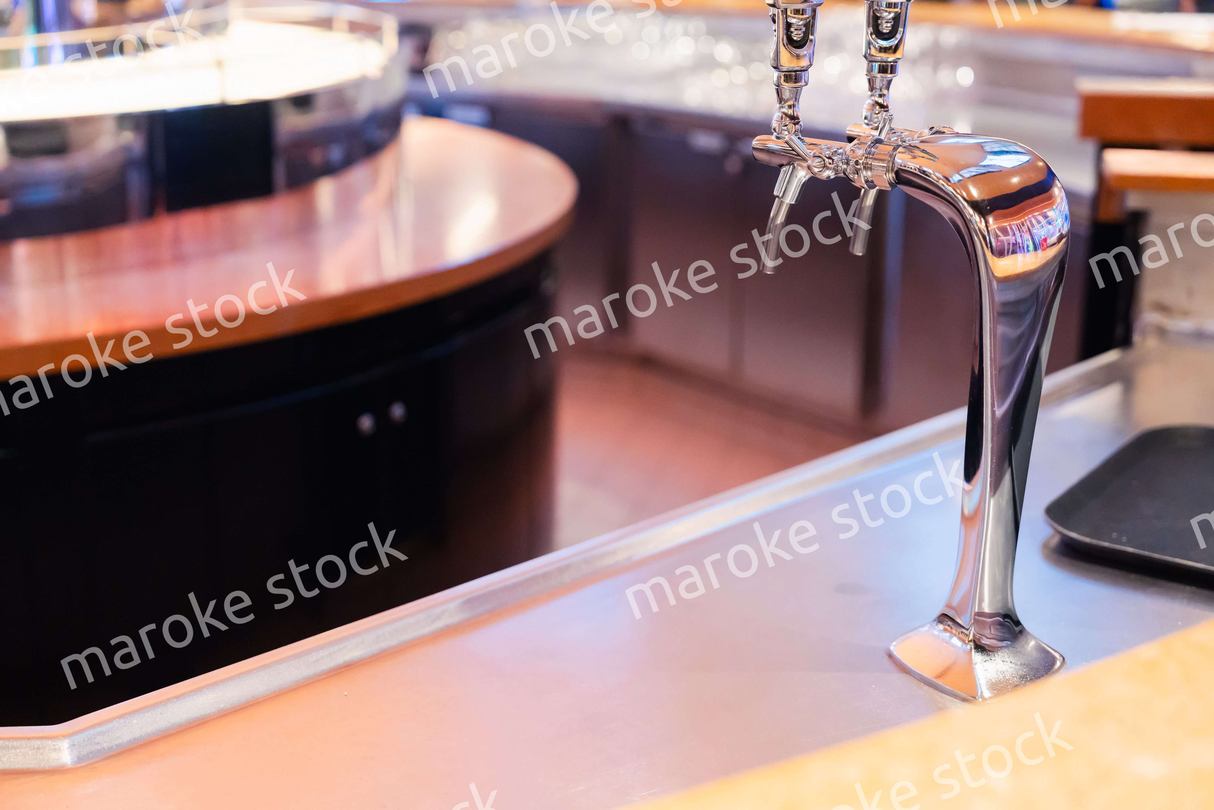 生ビールを注ぐサーバー