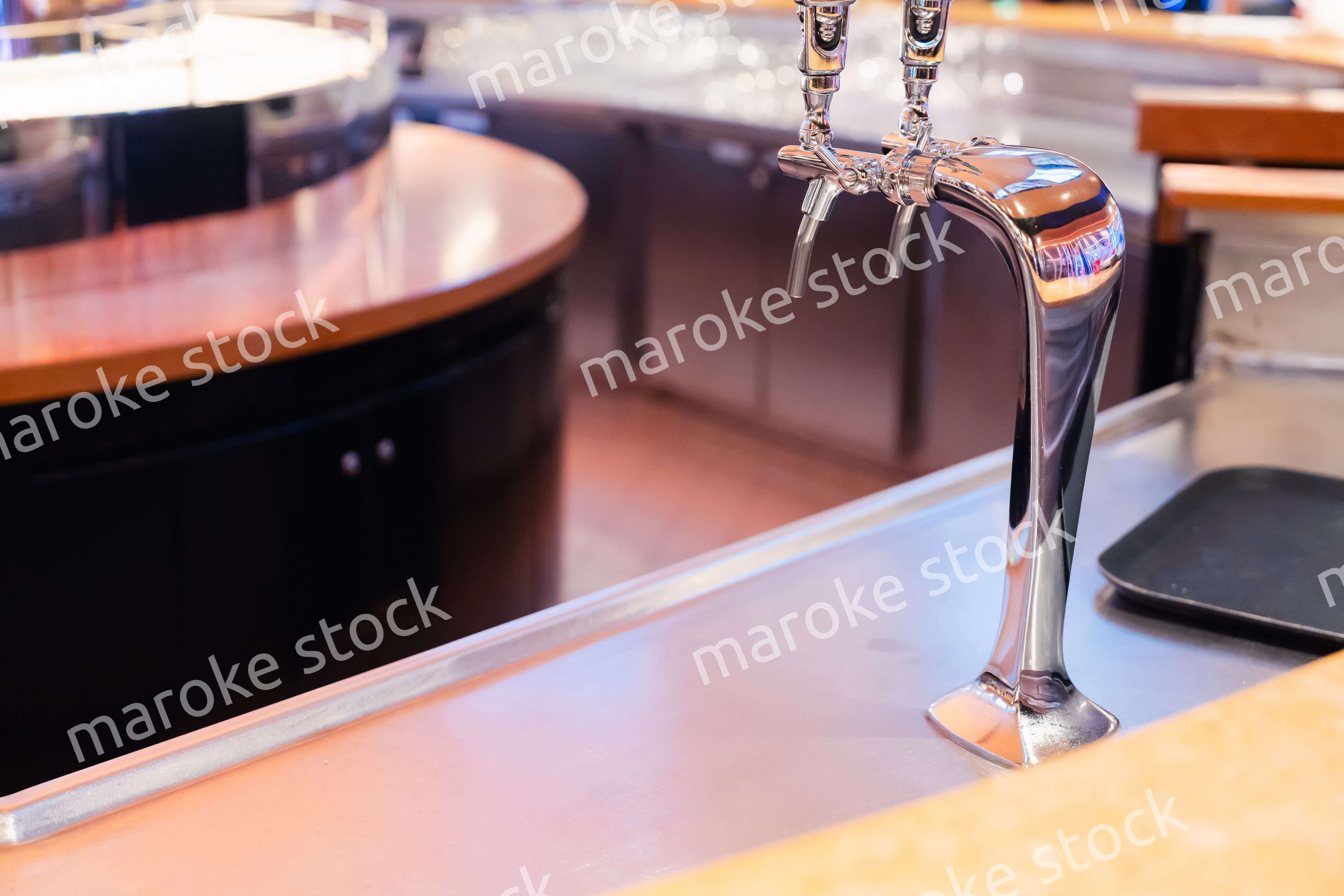 生ビールを注ぐサーバー