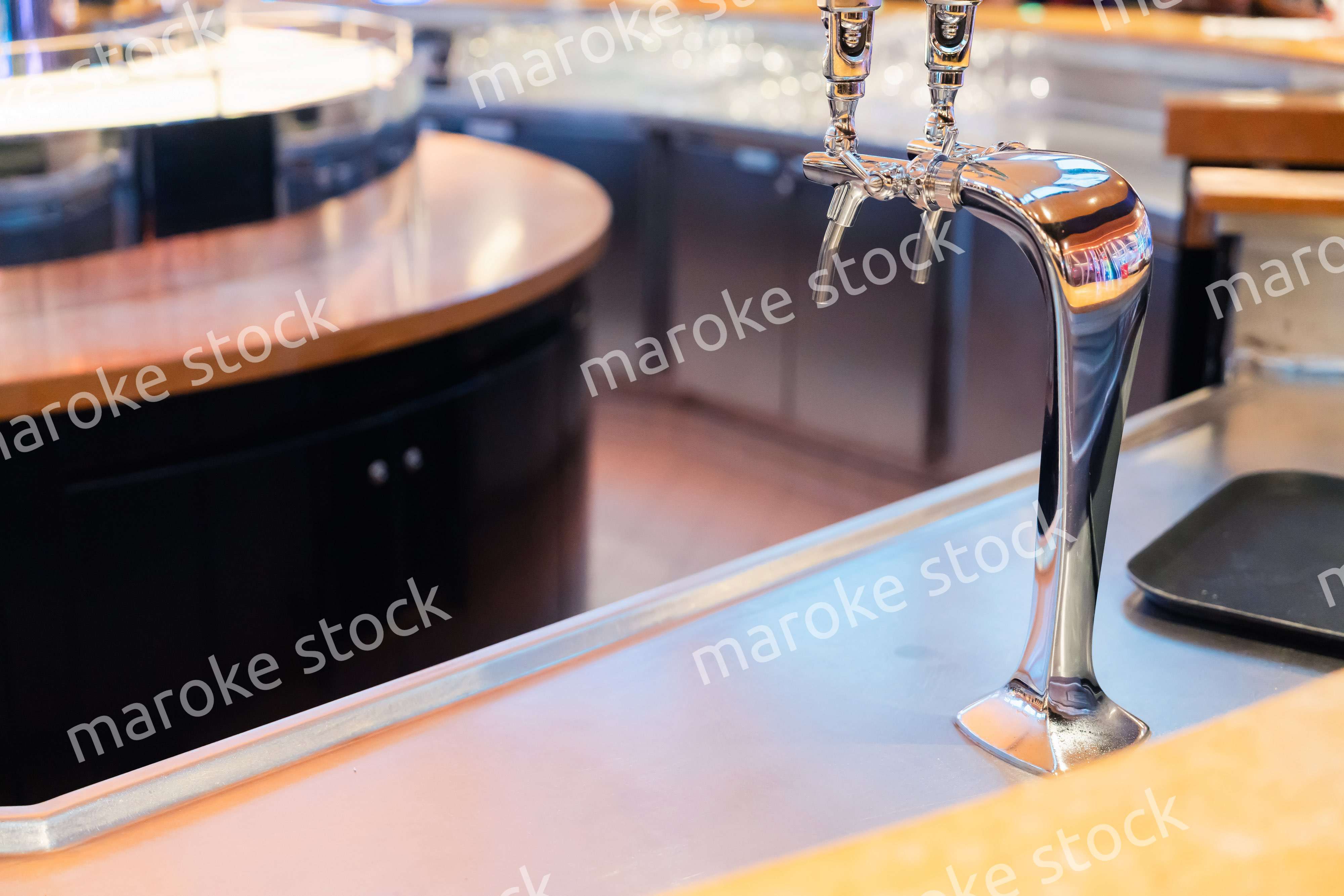 生ビールを注ぐサーバー