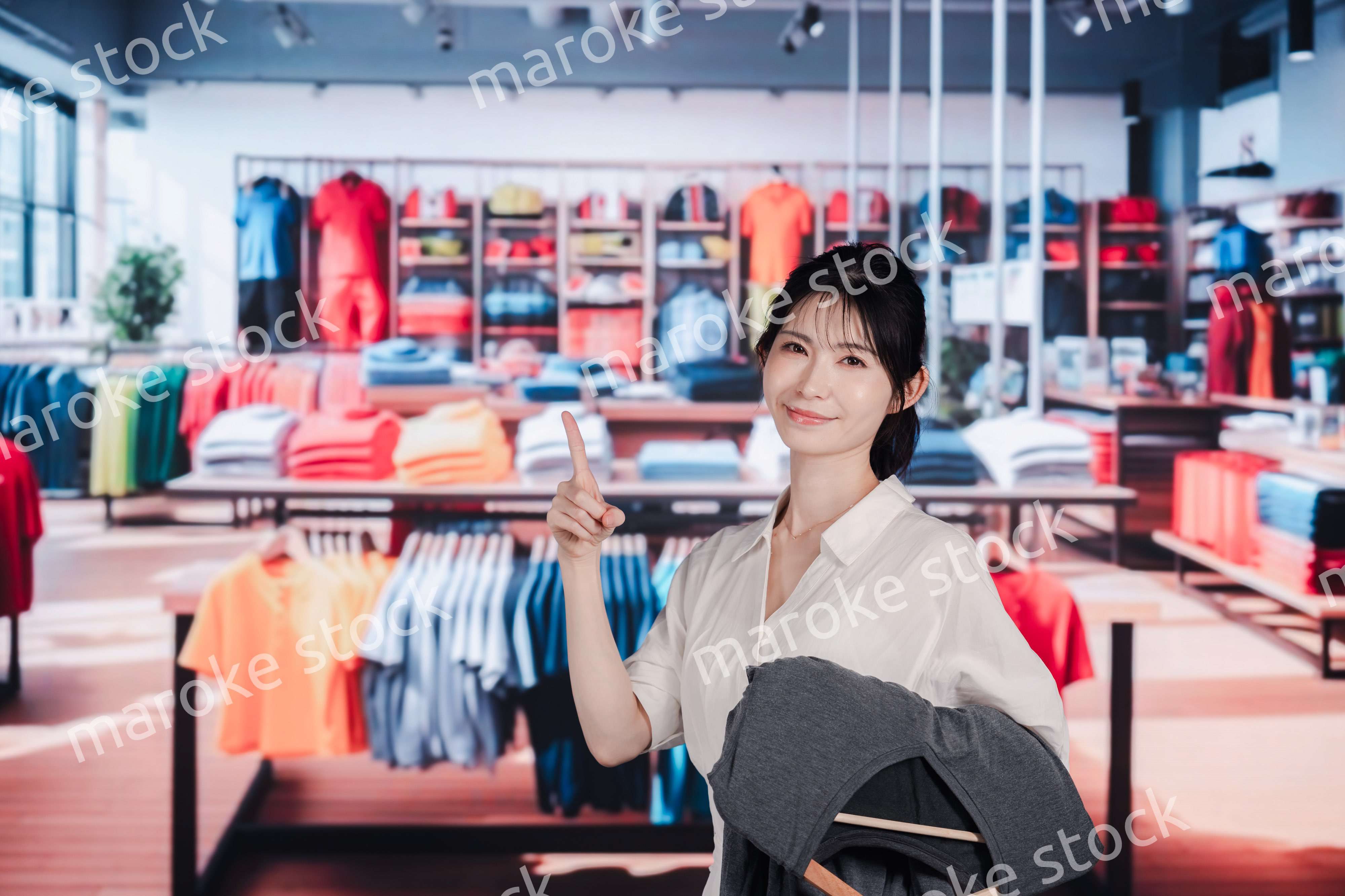 服屋さんで買い物をする若い女性