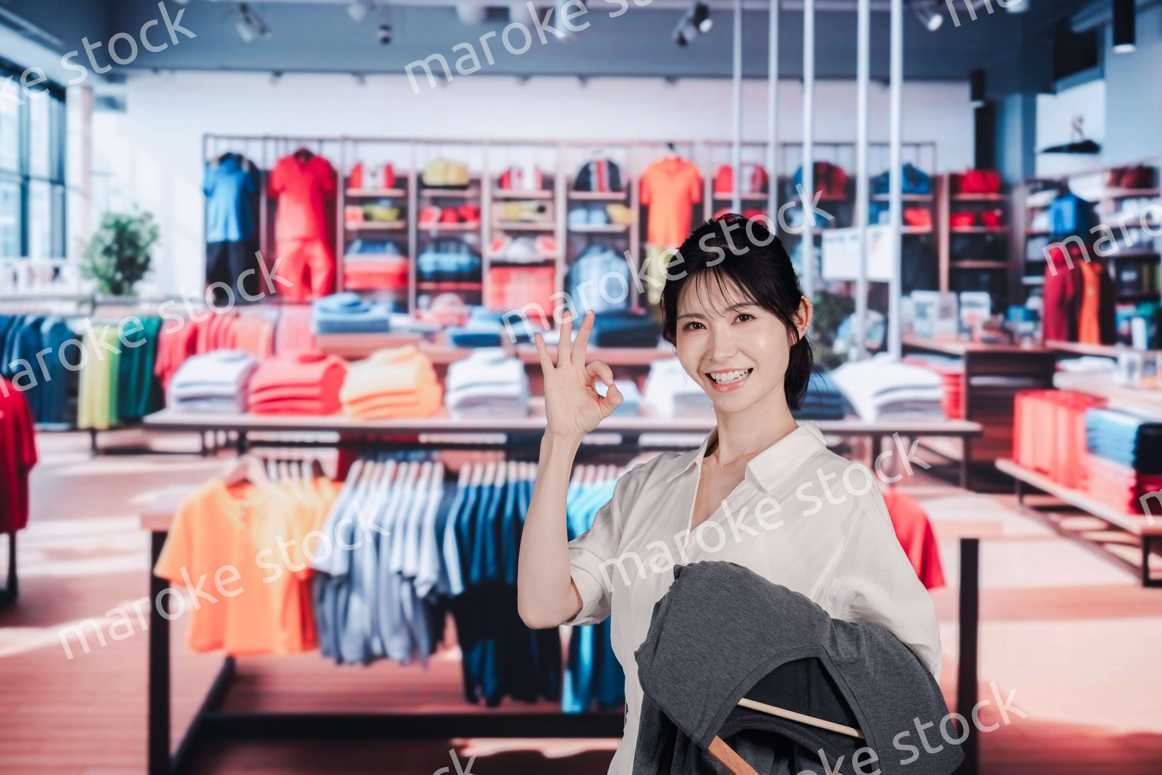 服屋さんで買い物をする若い女性