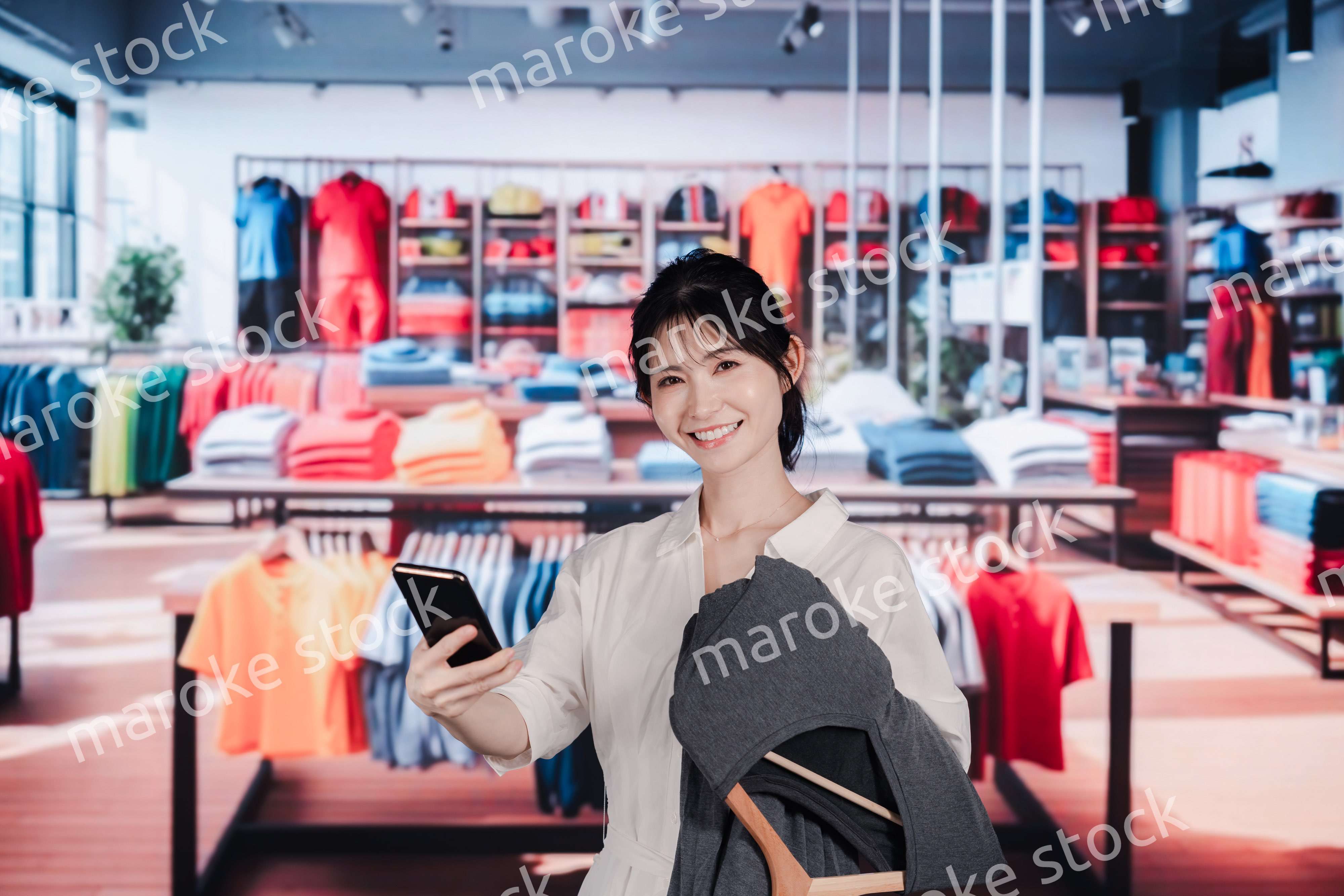 服屋さんで買い物をする若い女性