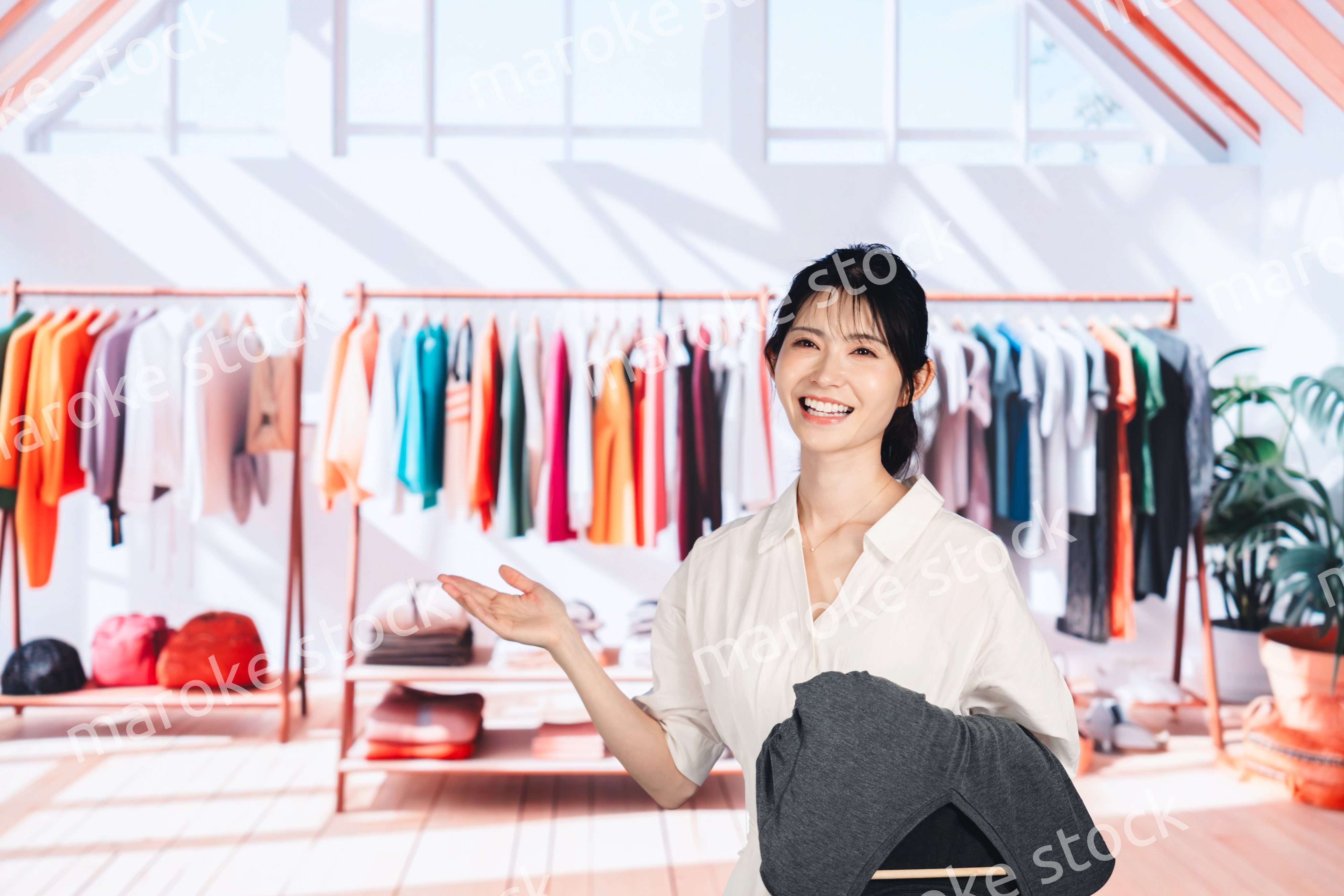 アパレルショップで働く若い女性