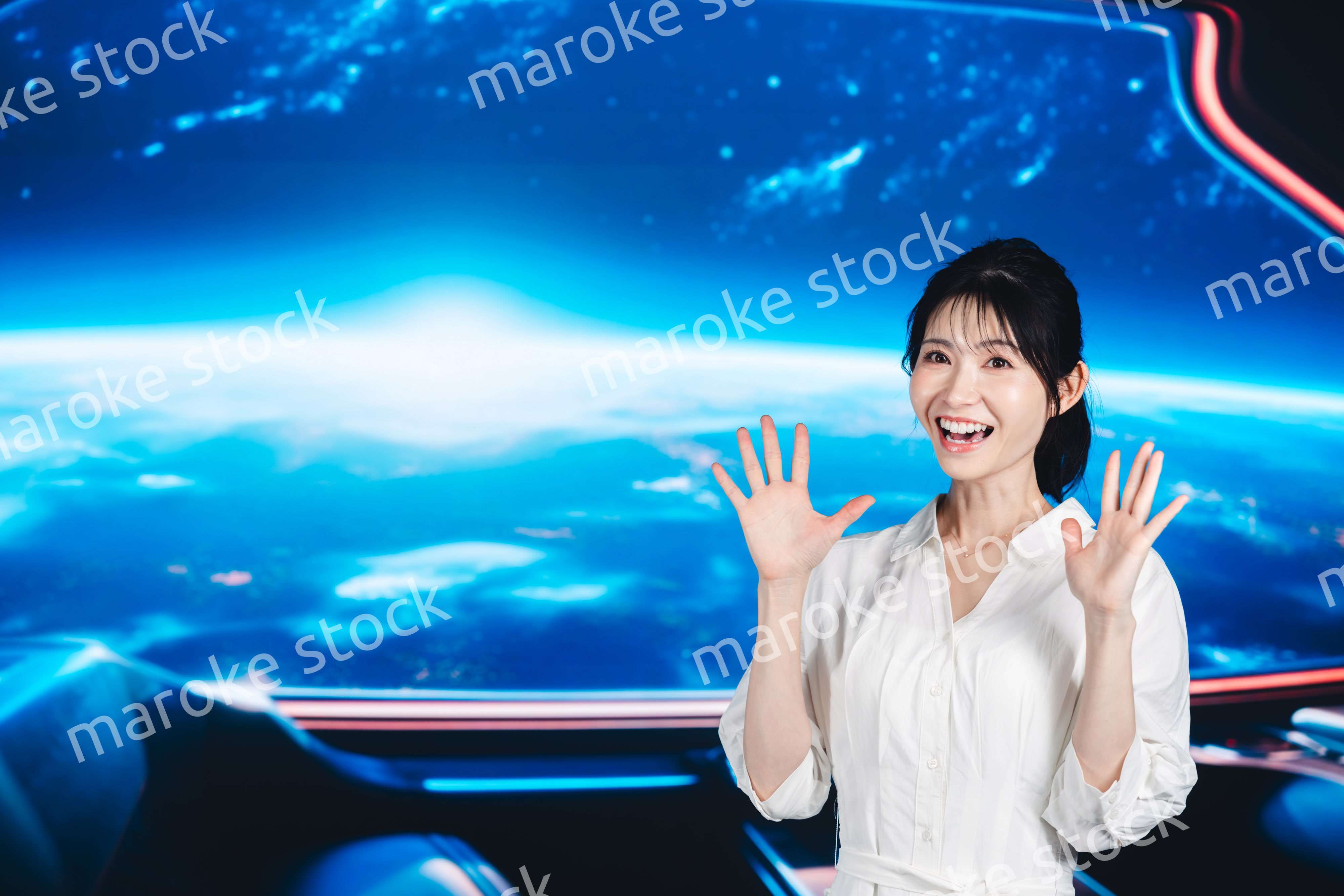 宇宙旅行を楽しむ若い女性