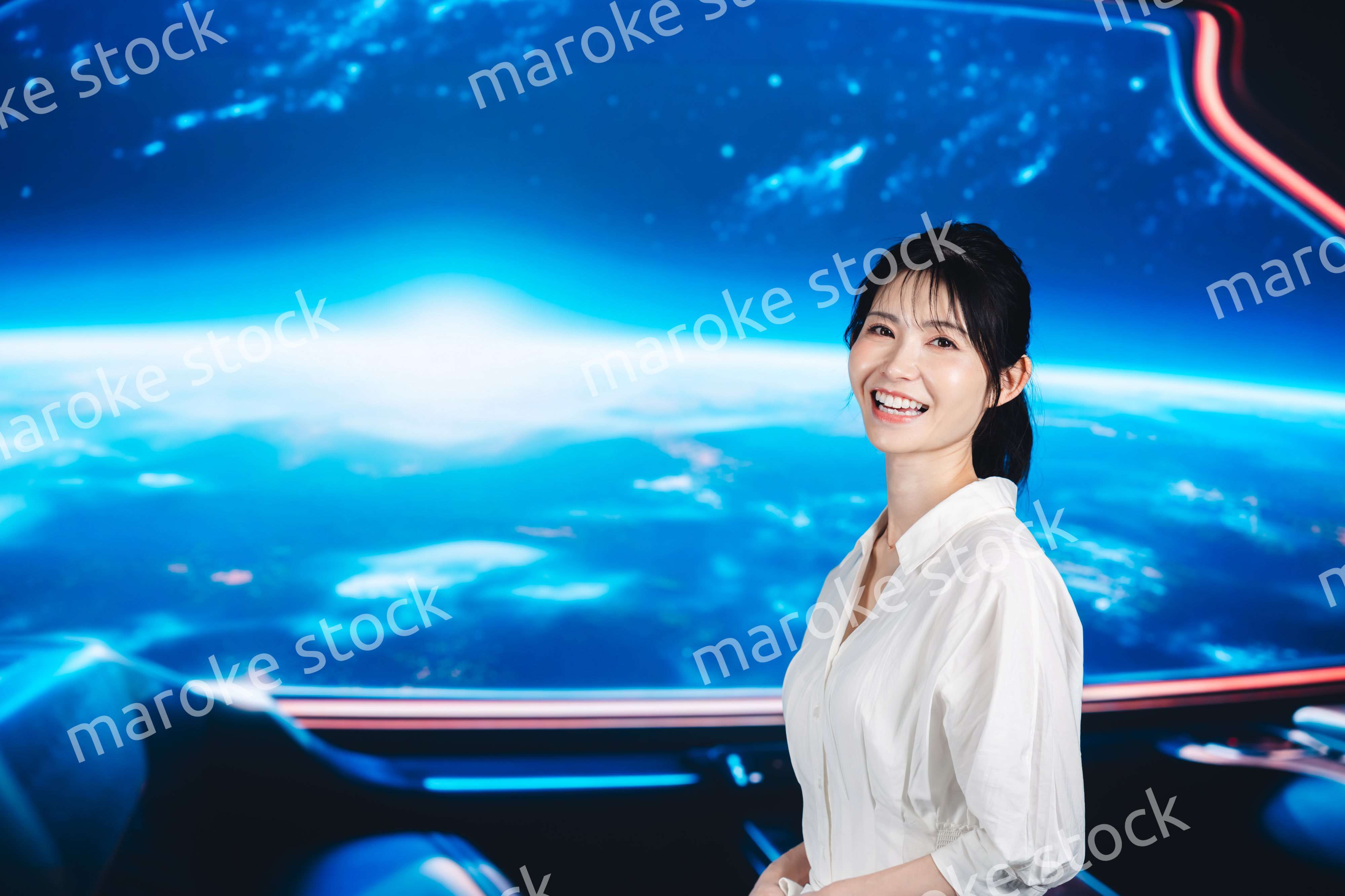 宇宙旅行を楽しむ若い女性