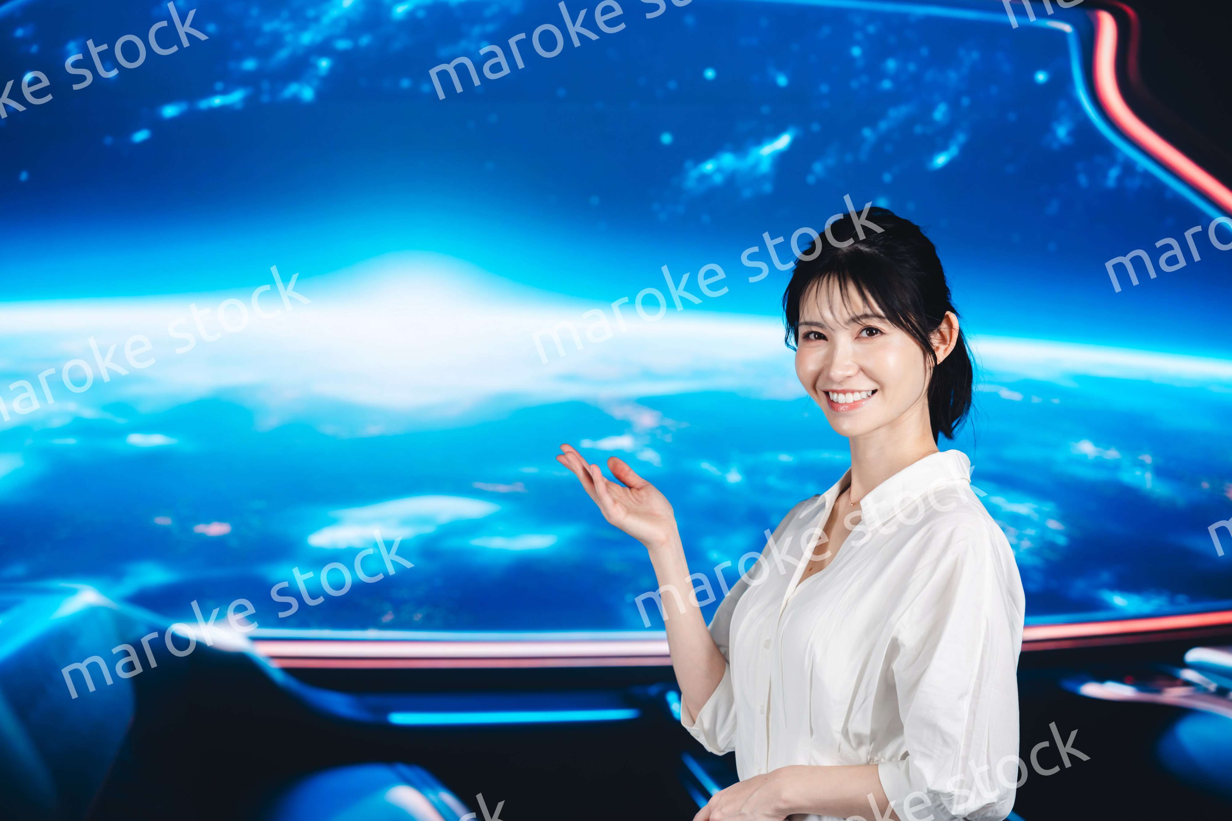 宇宙旅行を楽しむ若い女性