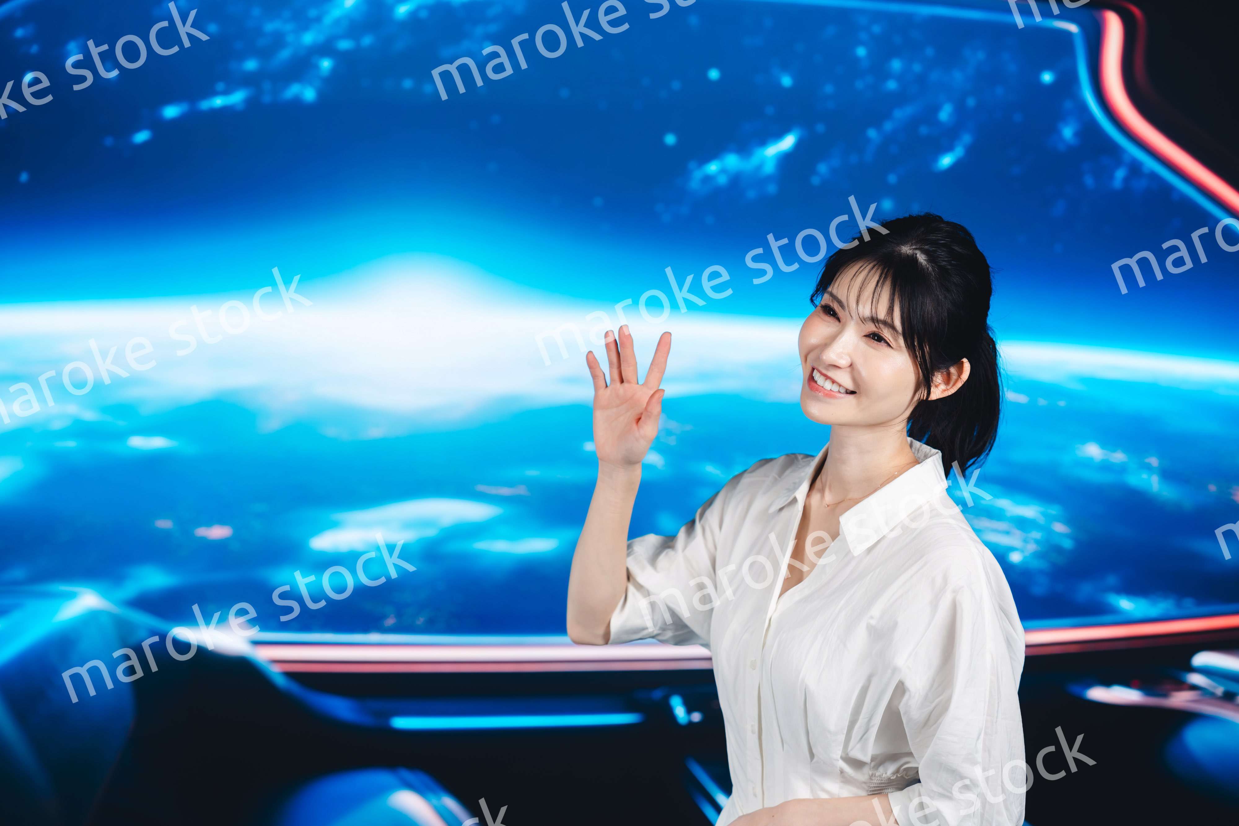 宇宙旅行を楽しむ若い女性