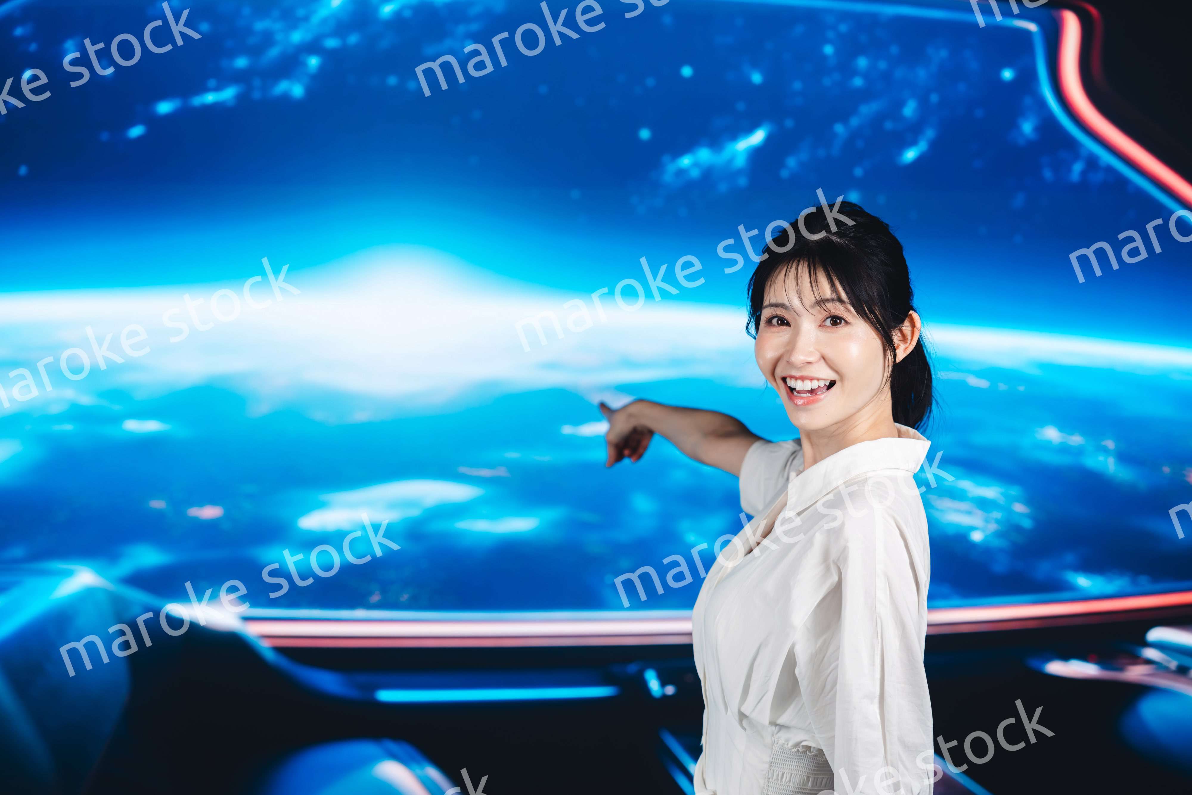 宇宙旅行を楽しむ若い女性