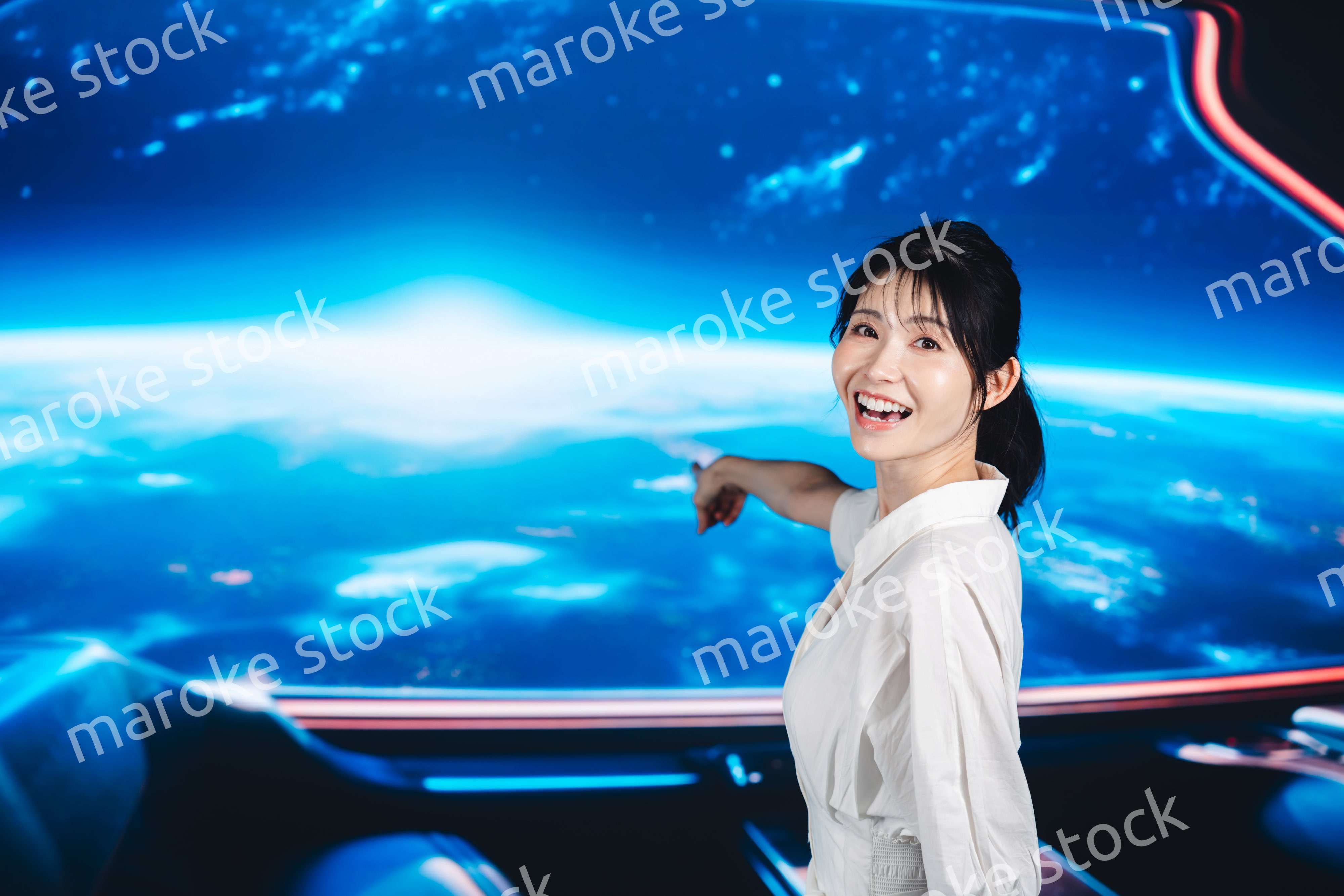 宇宙旅行を楽しむ若い女性