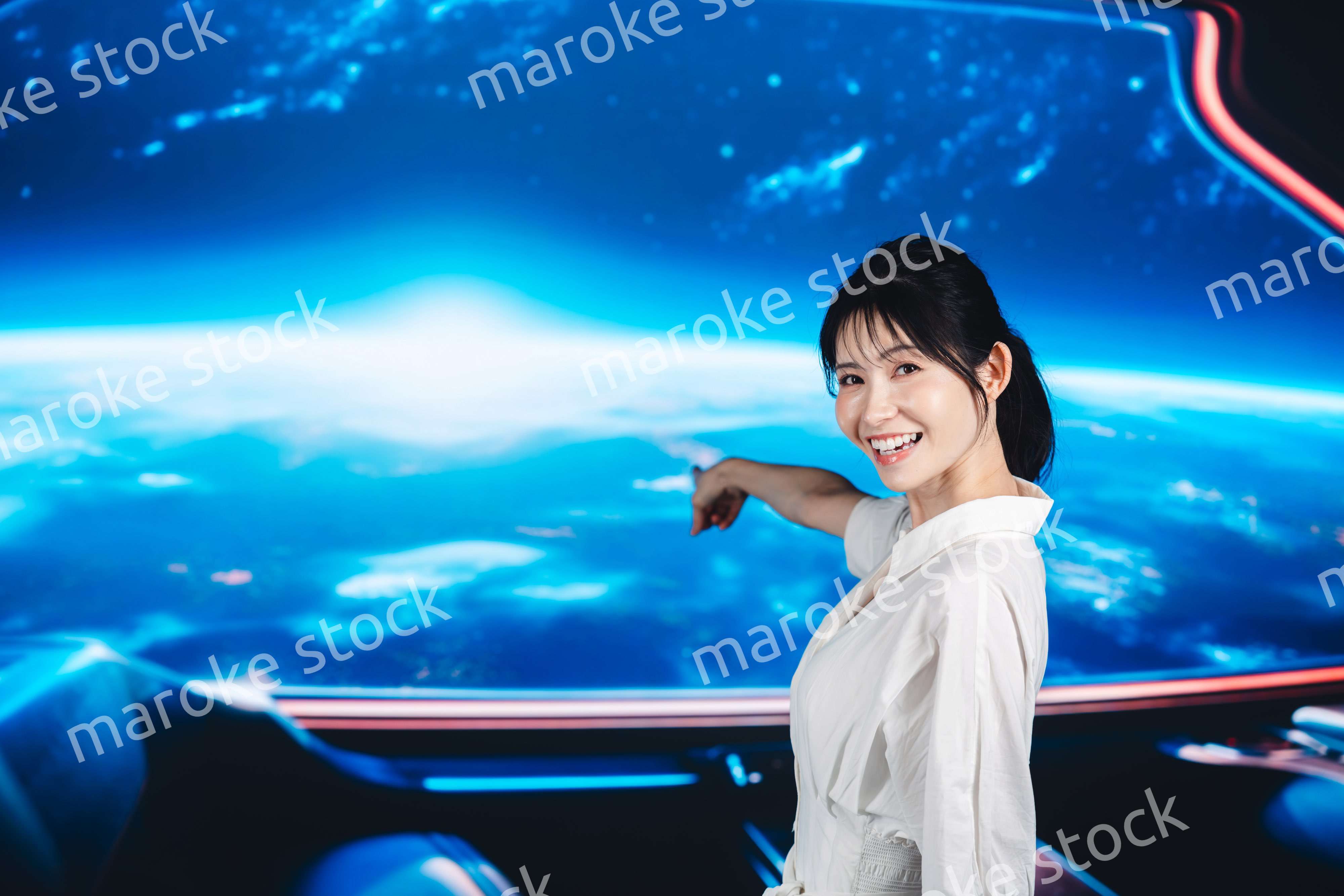 宇宙旅行を楽しむ若い女性