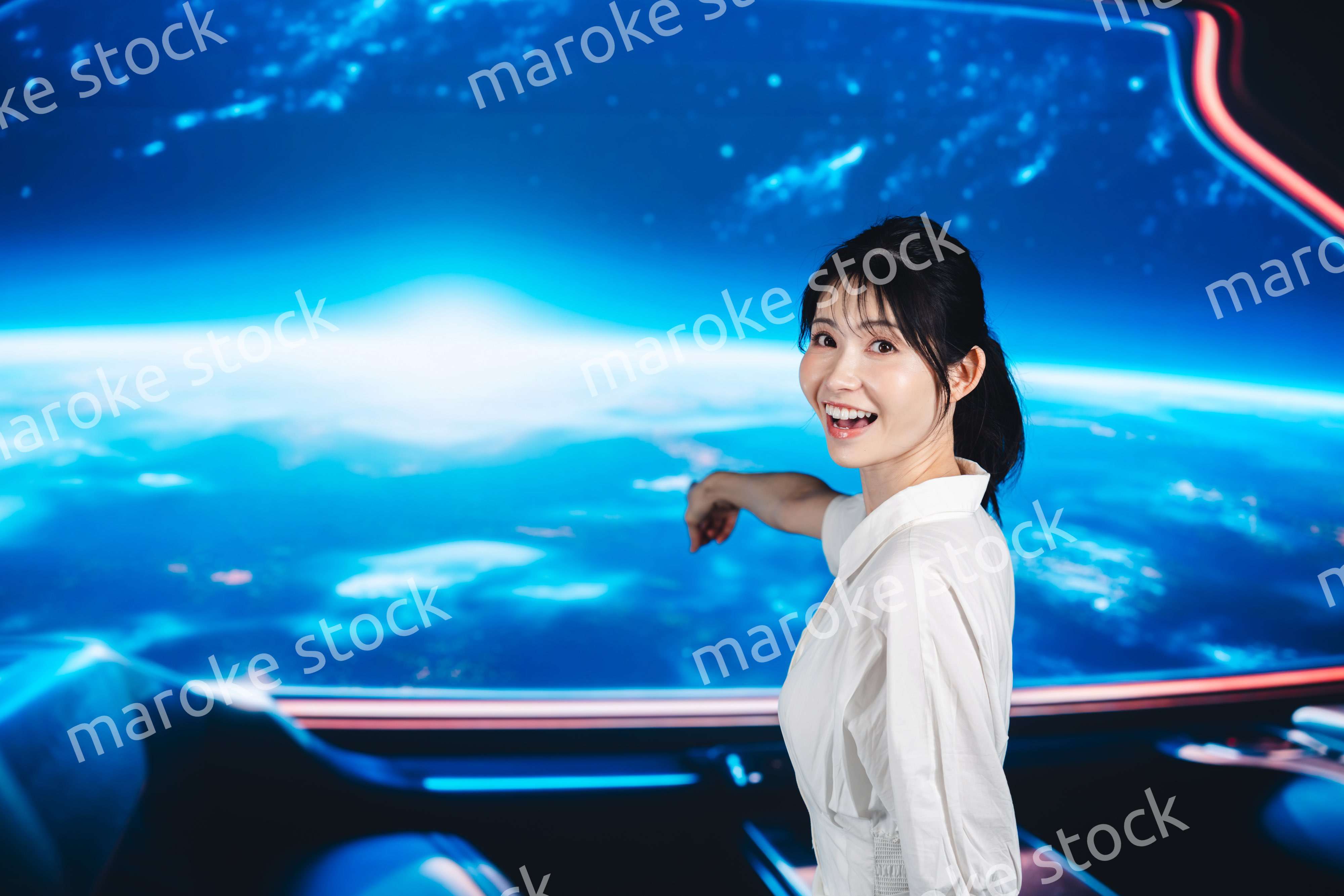 宇宙旅行を楽しむ若い女性