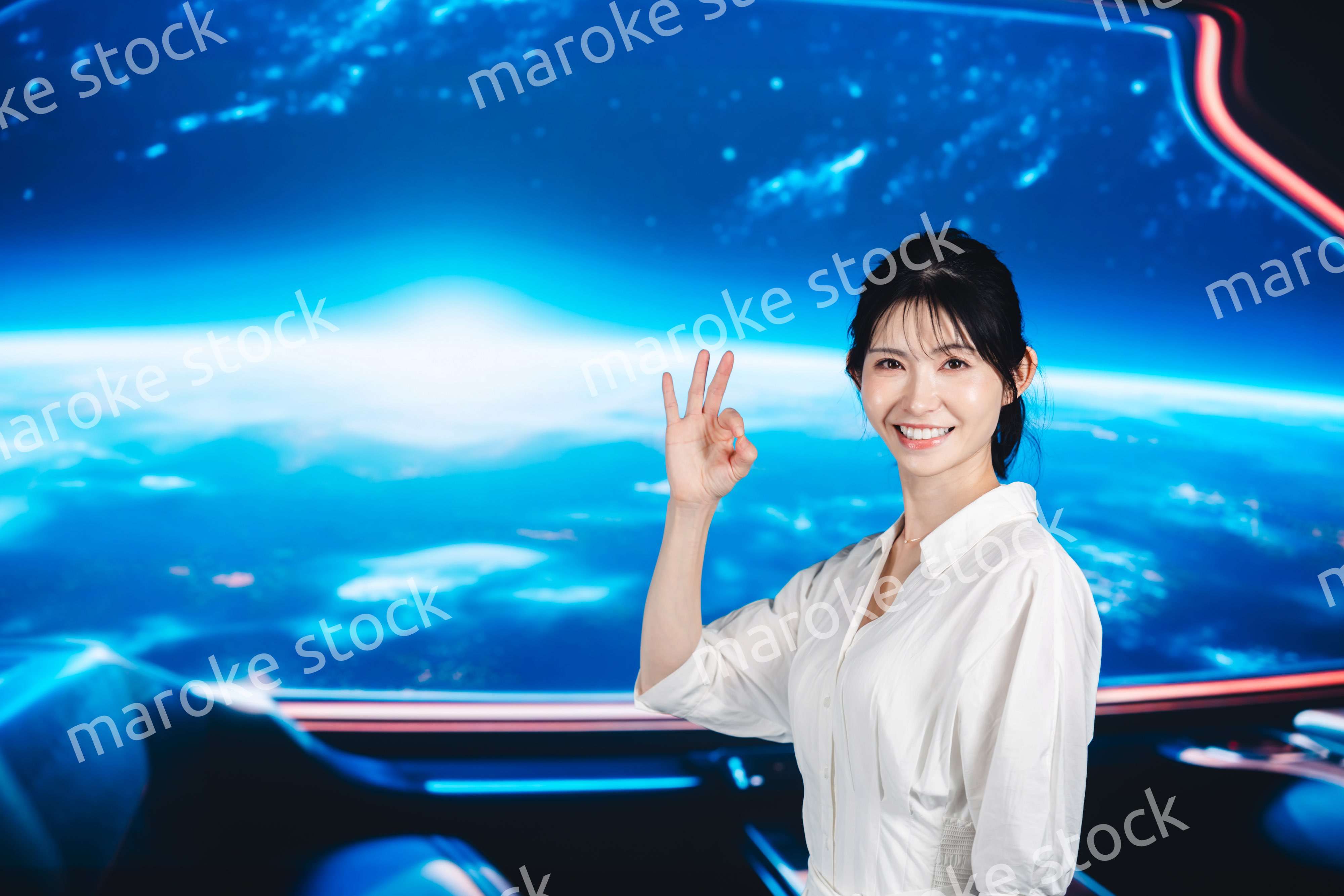 宇宙旅行を楽しむ若い女性