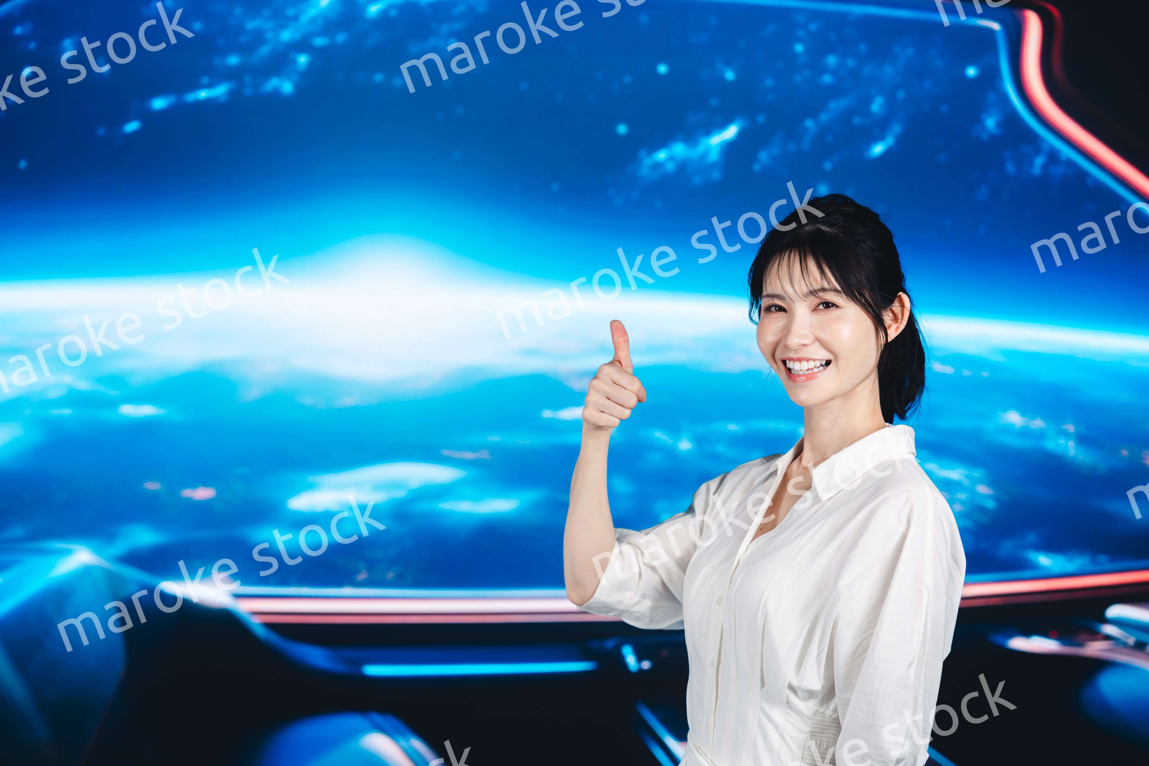 宇宙旅行を楽しむ若い女性