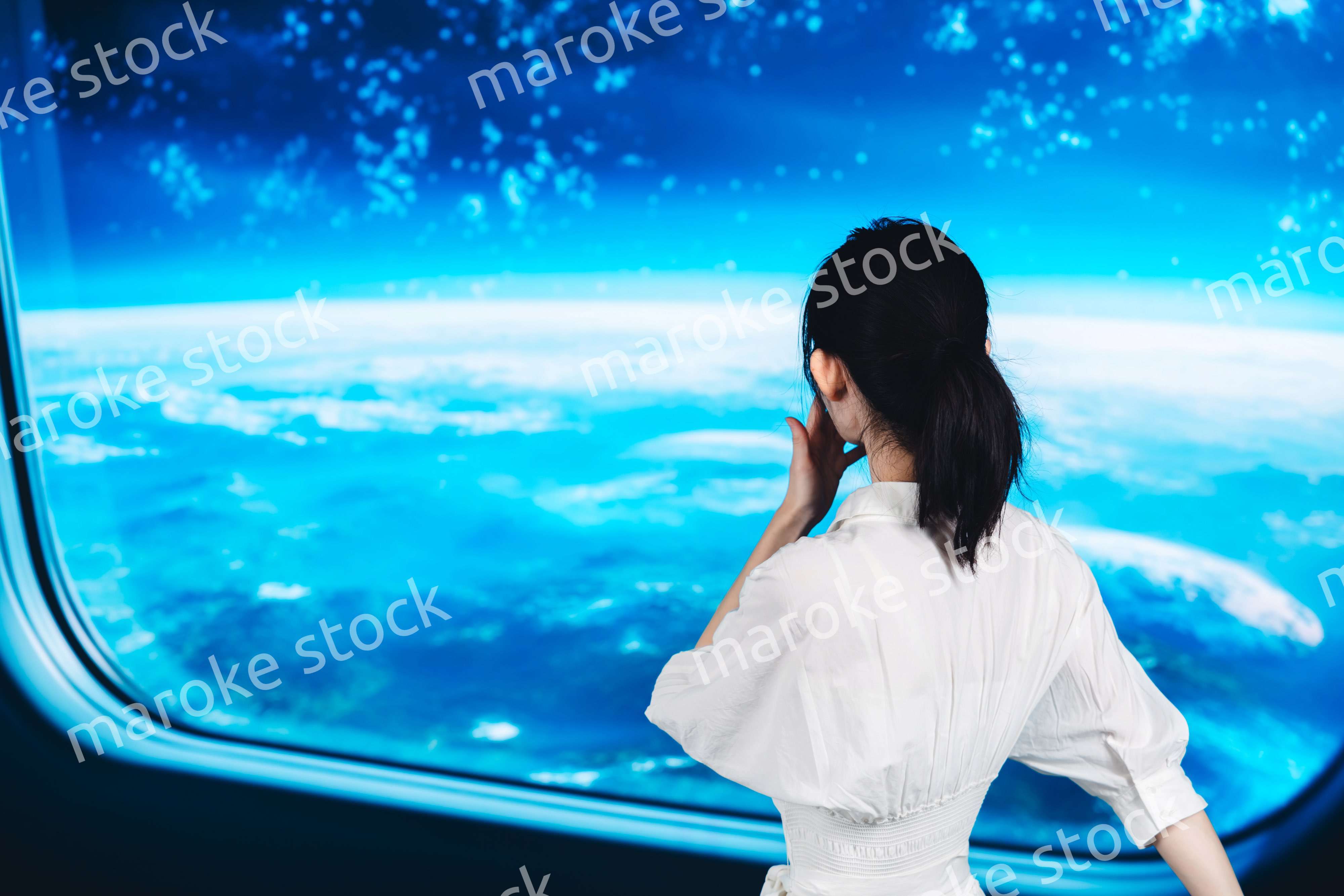 宇宙旅行を楽しむ若い女性