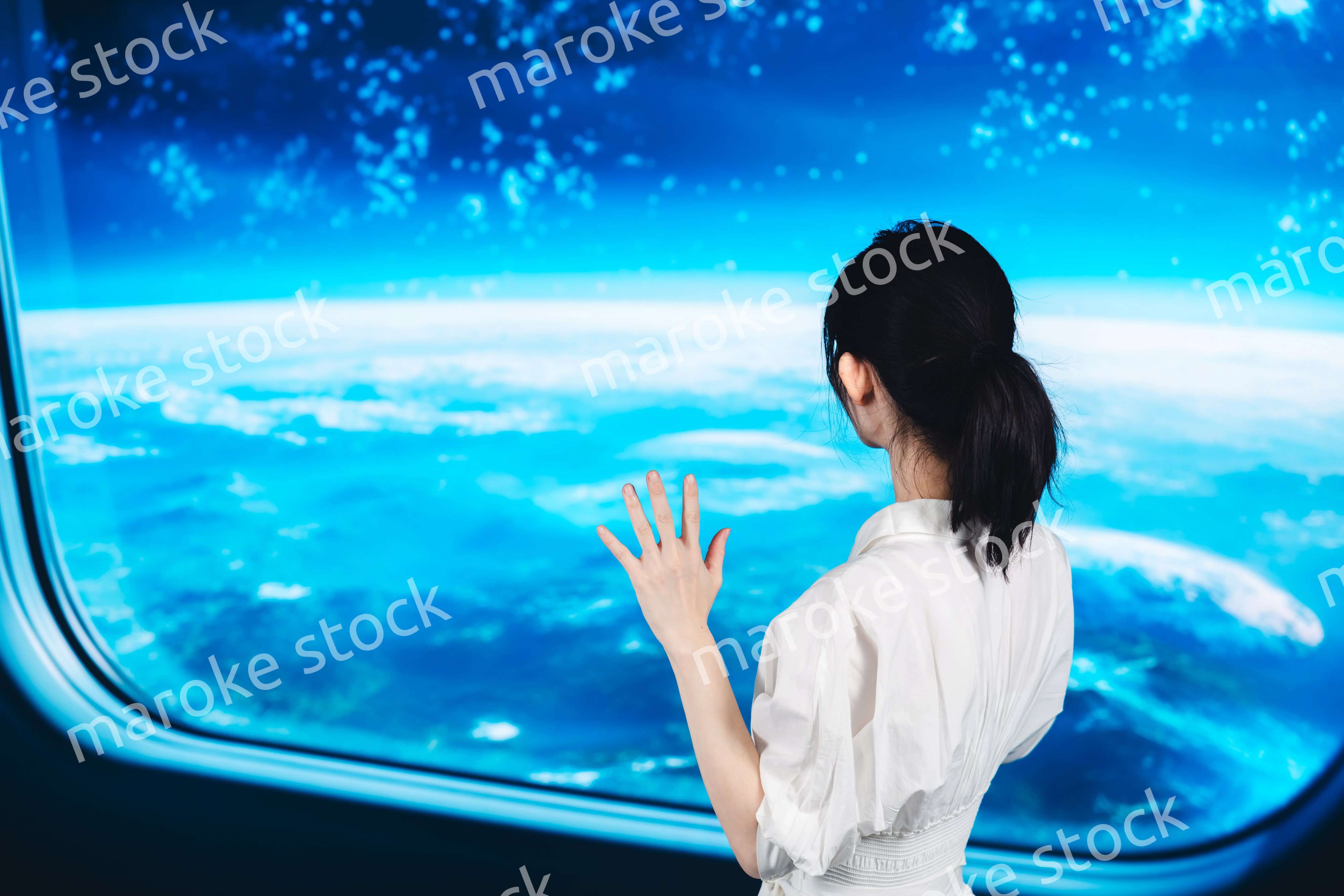 宇宙旅行を楽しむ若い女性