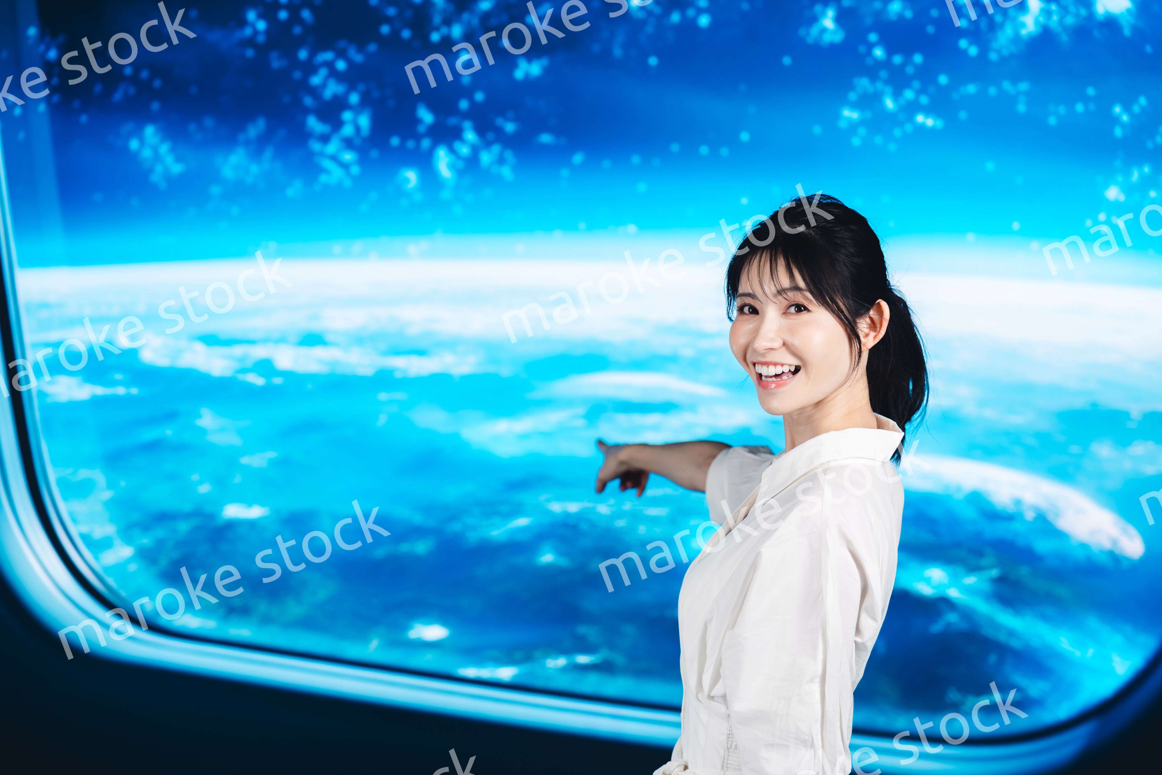 宇宙旅行を楽しむ若い女性