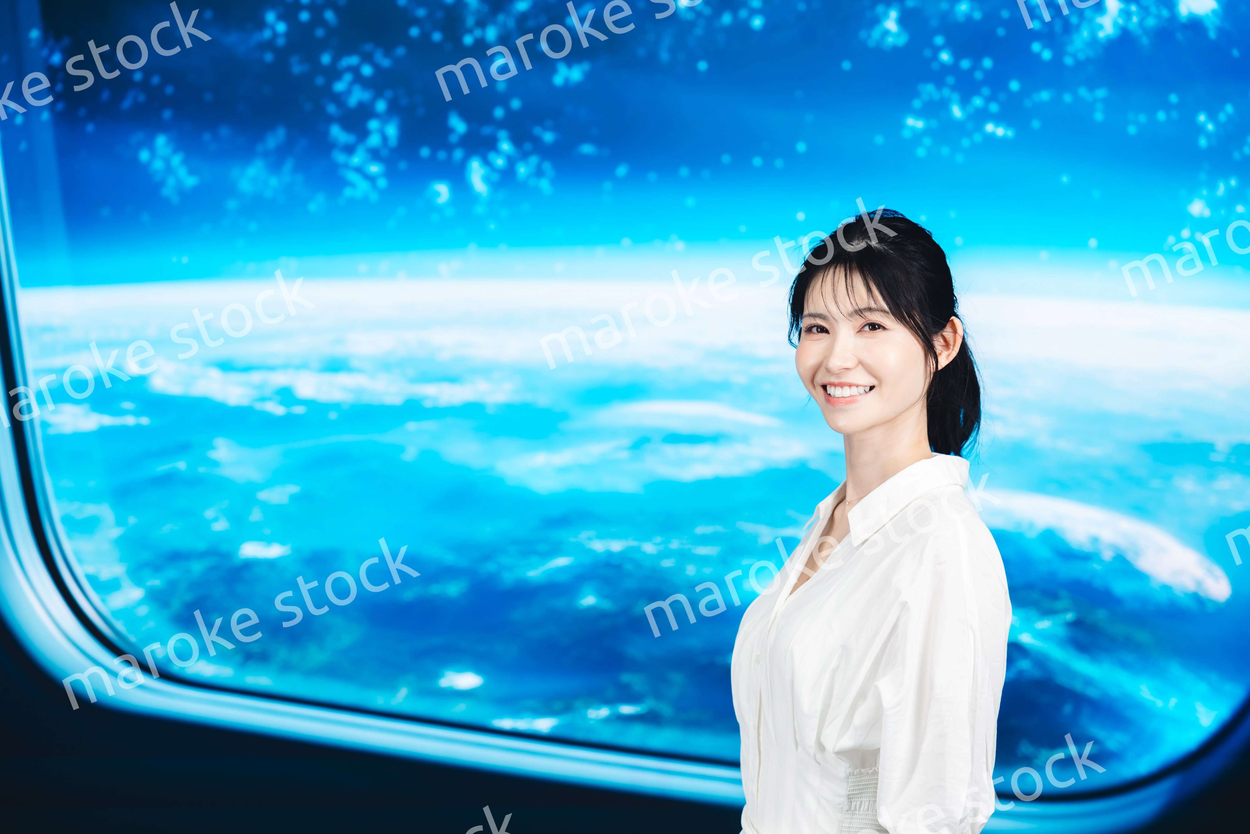 宇宙旅行を楽しむ若い女性