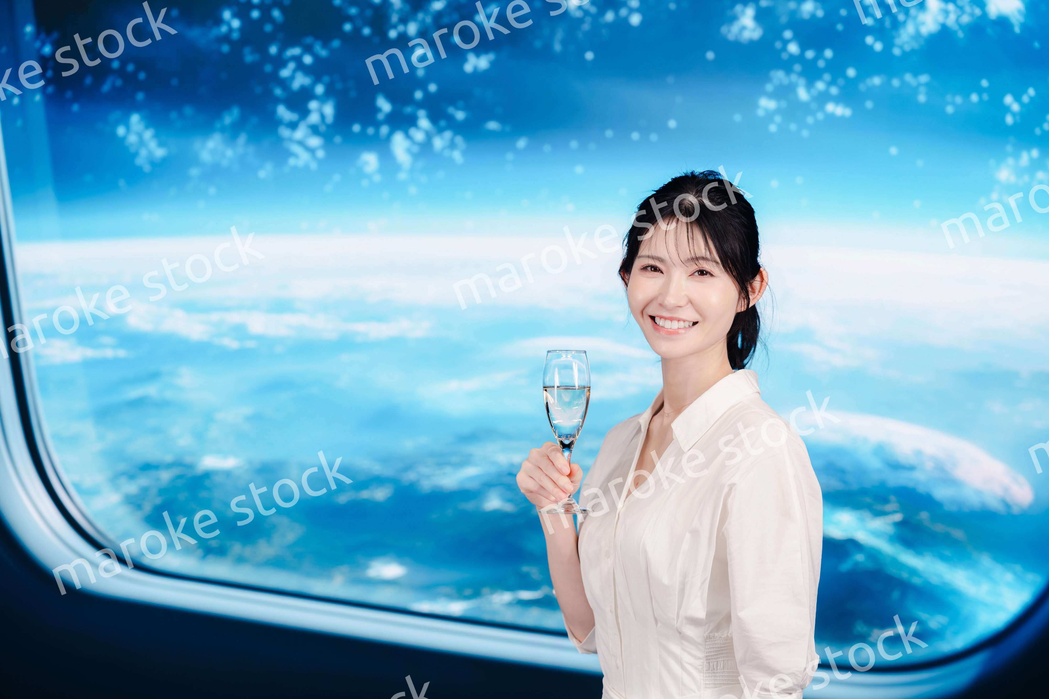 宇宙船で優雅に過ごす若い女性