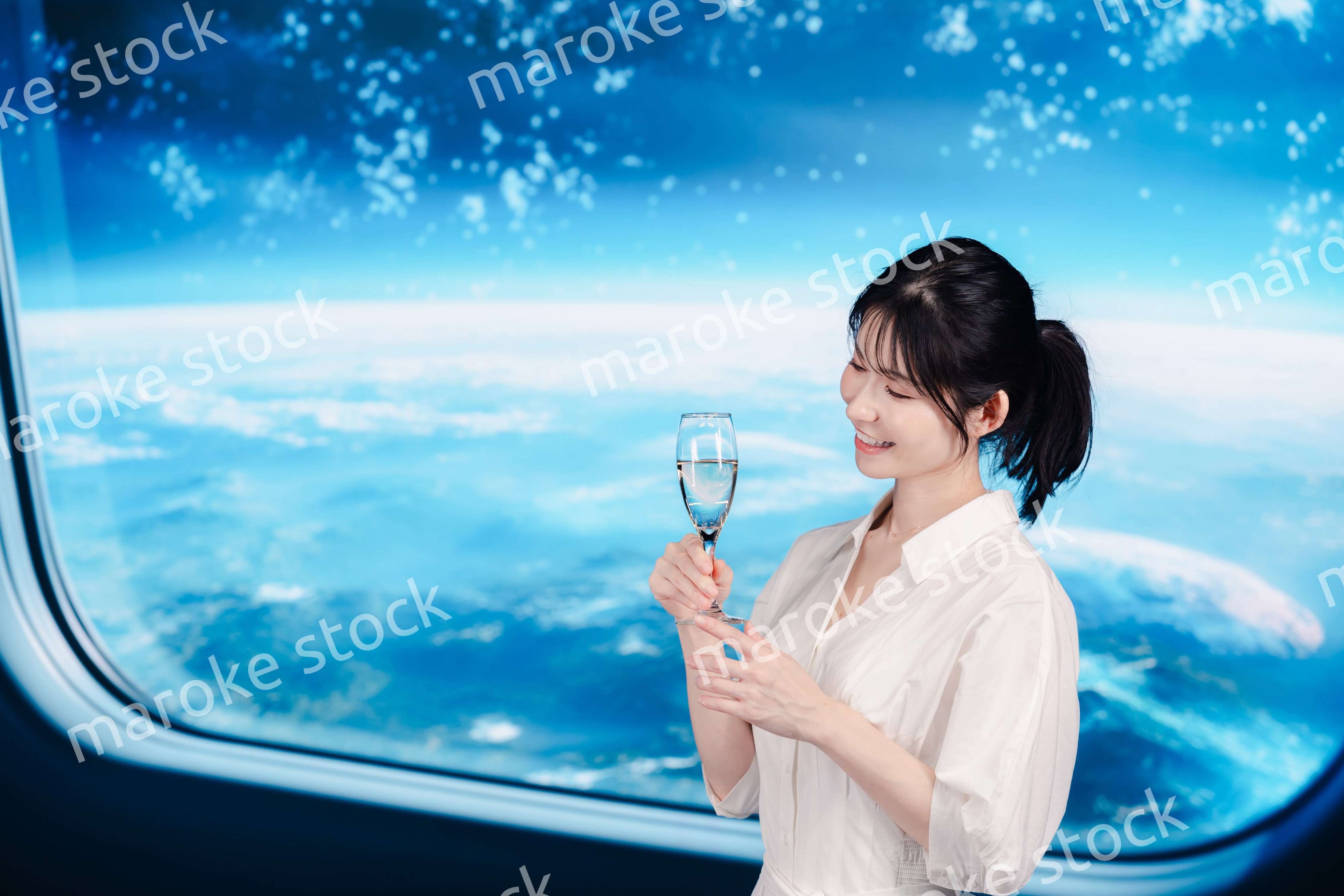 宇宙船で優雅に過ごす若い女性